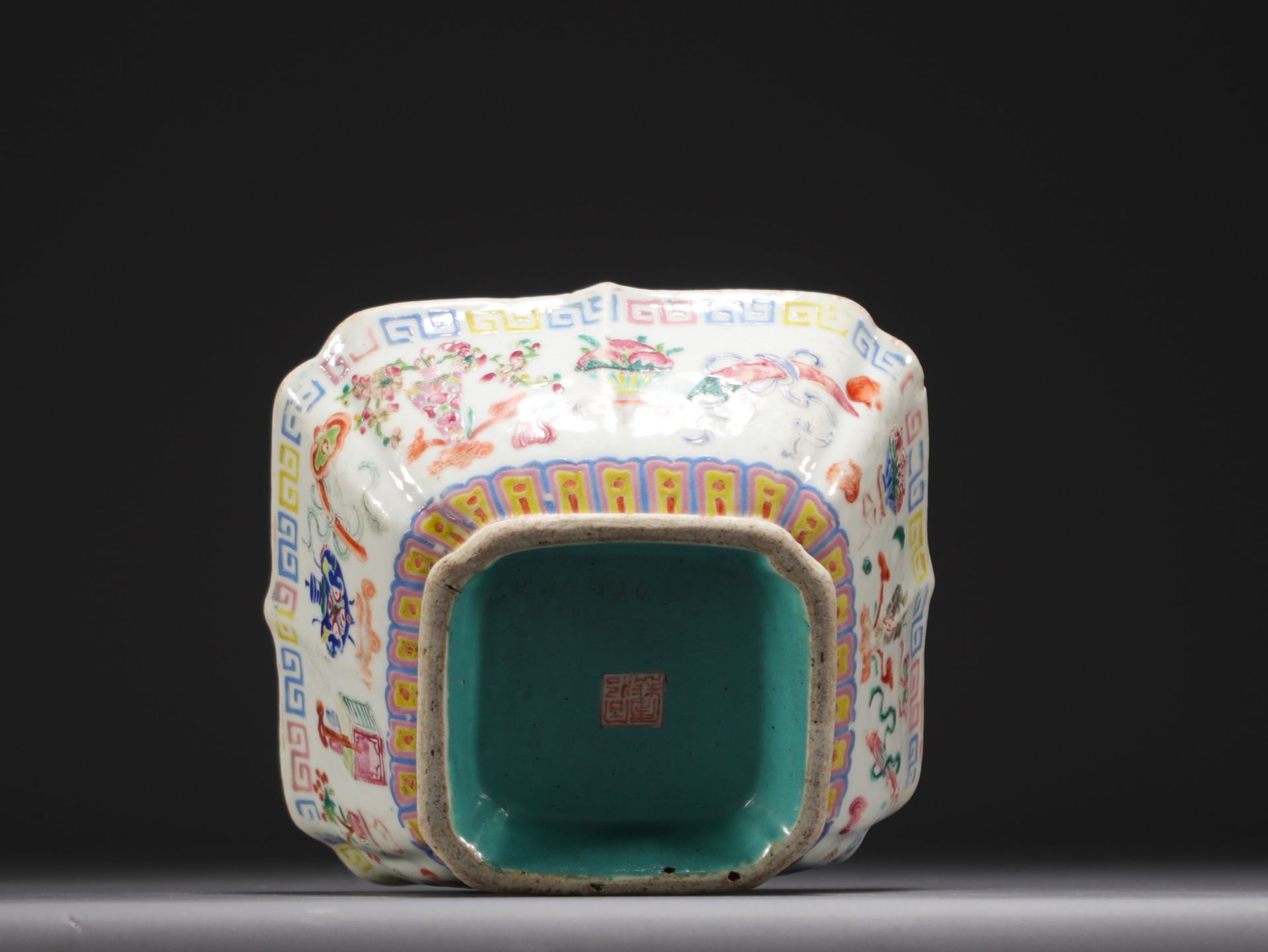 China - Famille rose polychrome porcelain quadrangular bowl, wooden base. - Bild 5 aus 6
