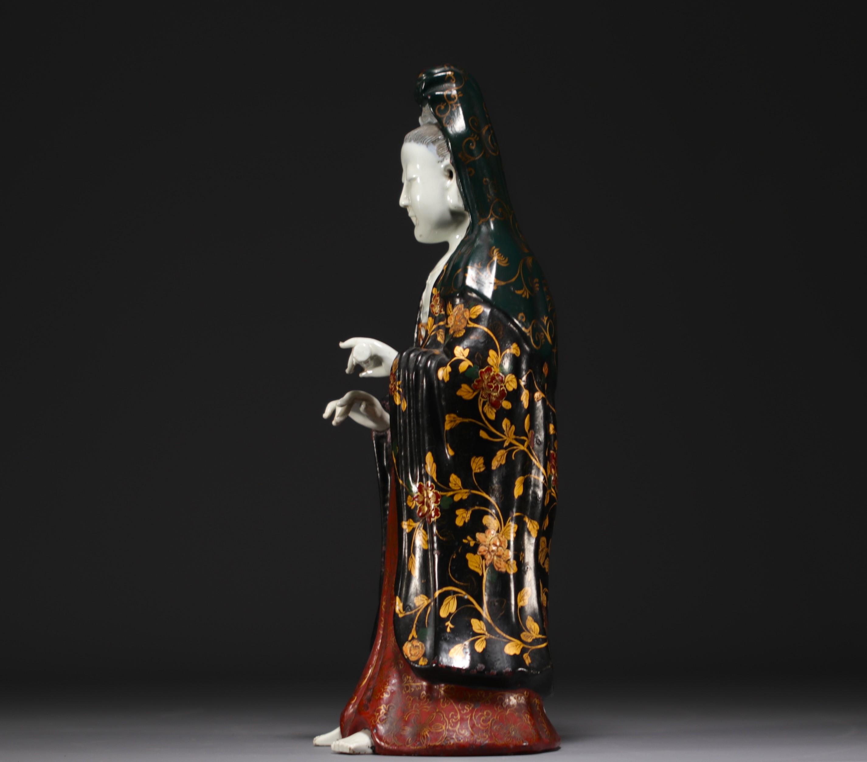 China - Guanying in polychrome porcelain, movable arms. - Image 2 of 6