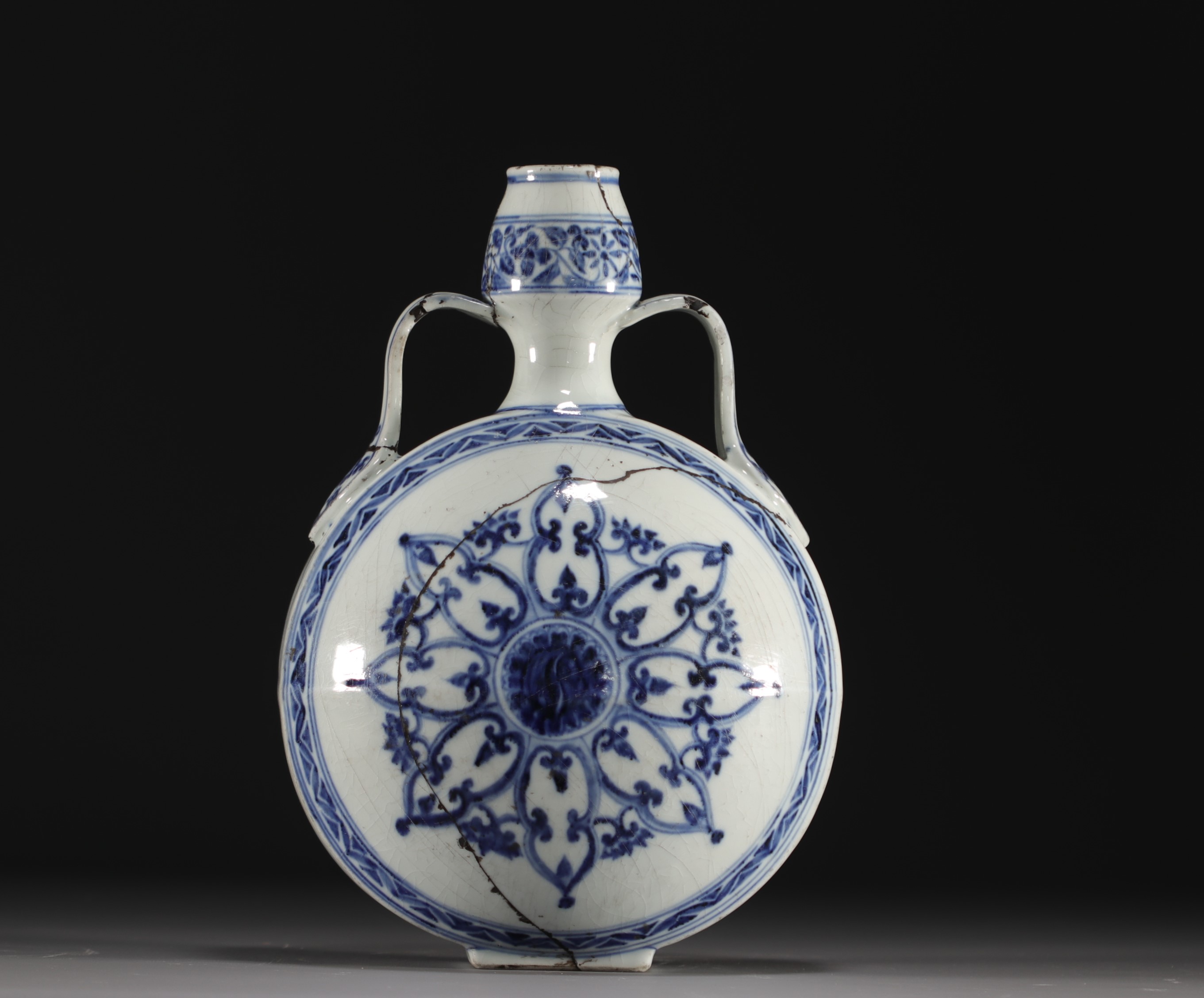 China - "Gourd" vase in blue-white porcelain, Xuande mark, Ming. - Image 3 of 6