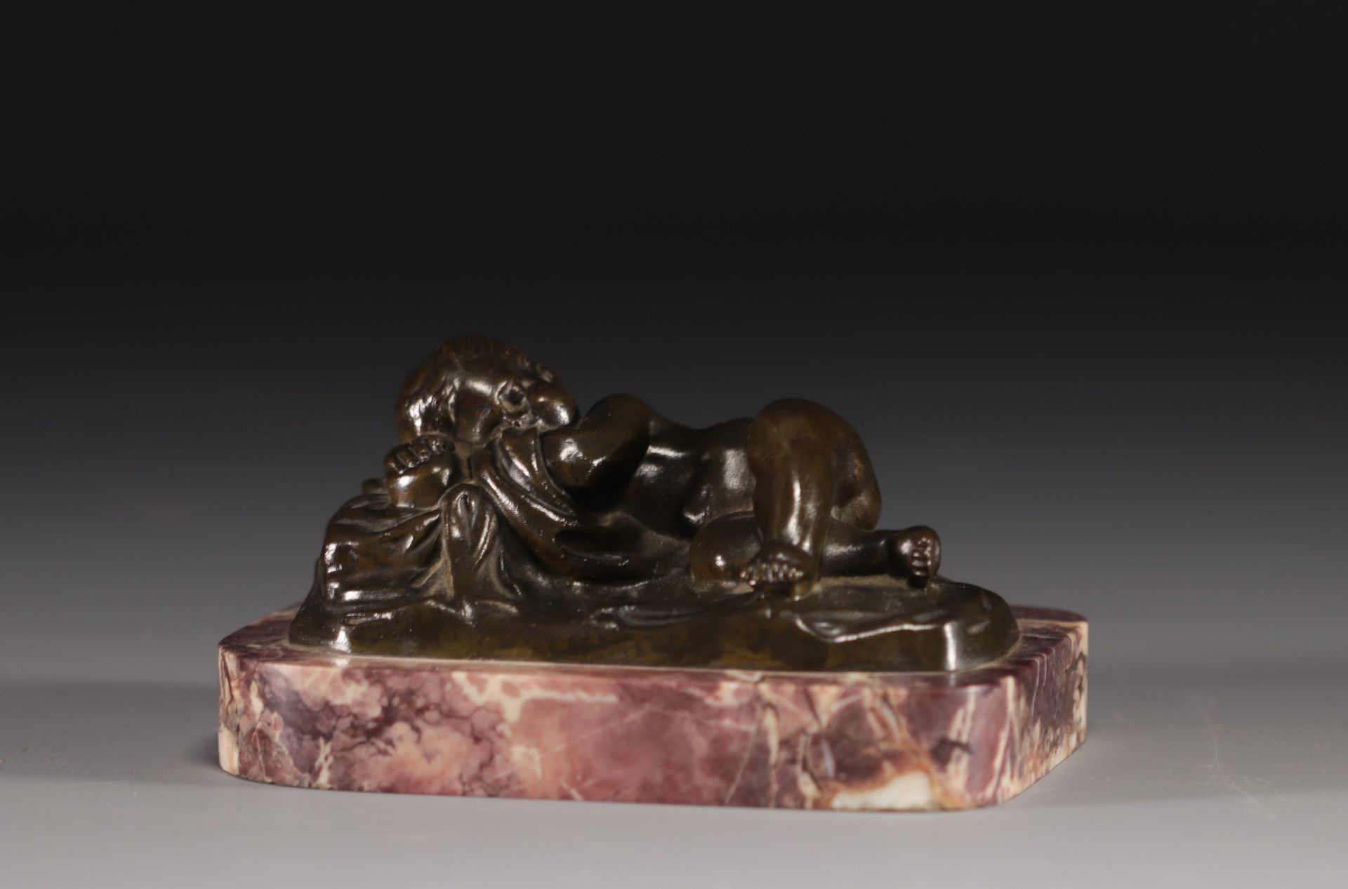 "L'enfant endormi" Small bronze, French school, 19th century. - Bild 2 aus 4
