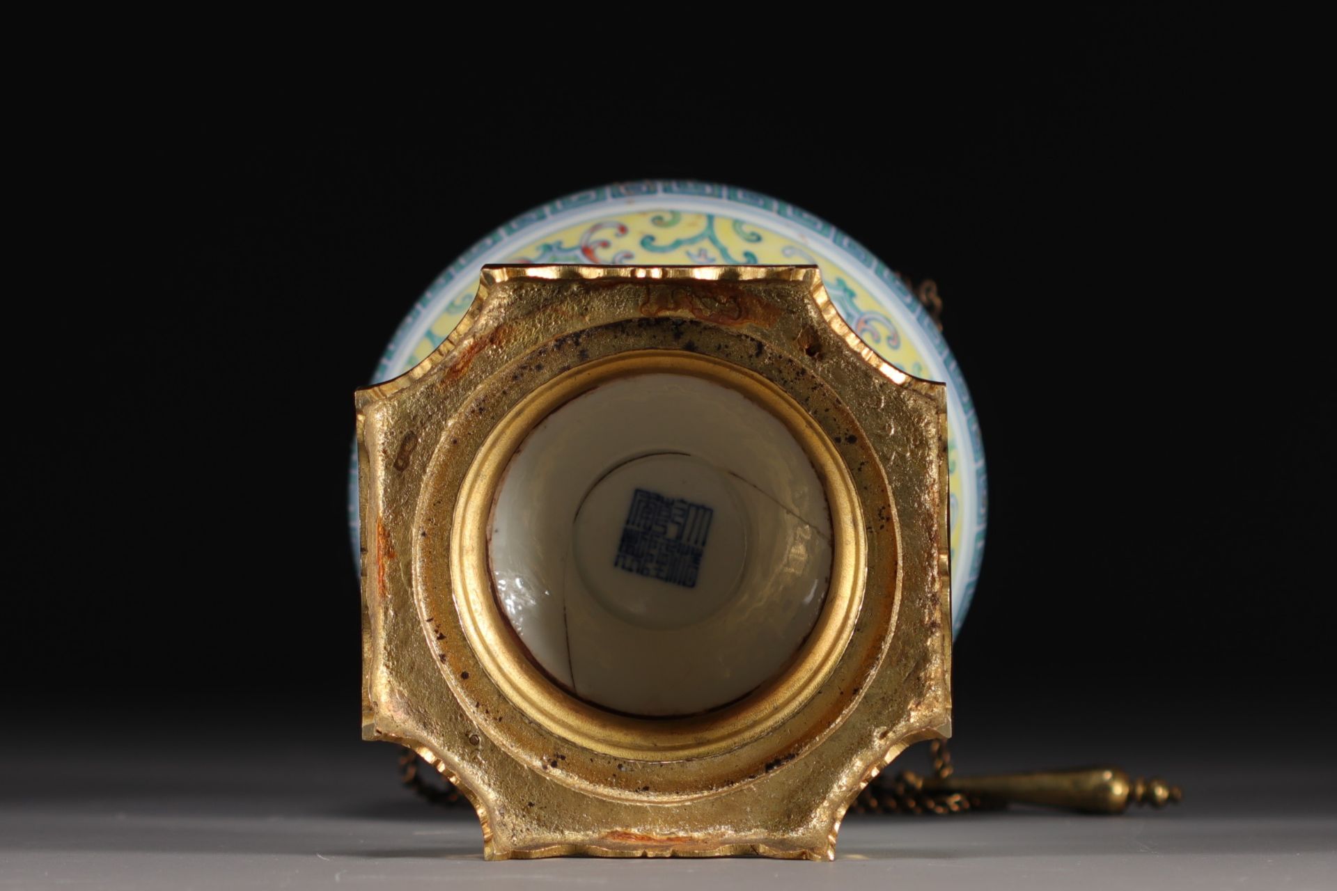 China - Ducai porcelain "Dou" covered vase, bronze mounting, Qianlong mark. - Bild 4 aus 9