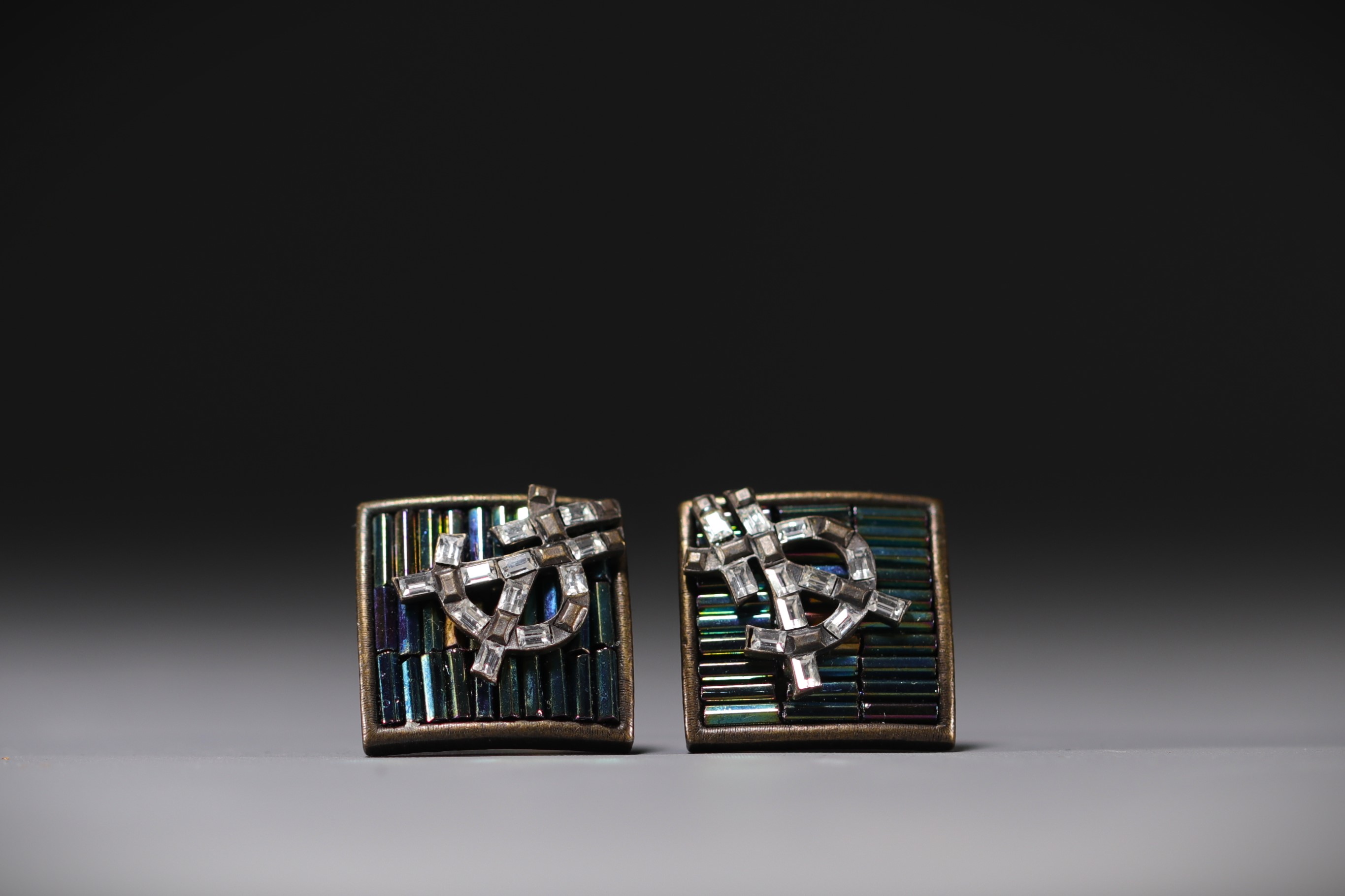 Yves SAINT LAURENT - Set of iridescent tubular pearls. - Image 2 of 4