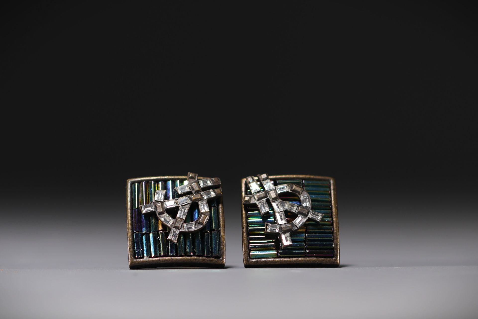 Yves SAINT LAURENT - Set of iridescent tubular pearls. - Bild 2 aus 4