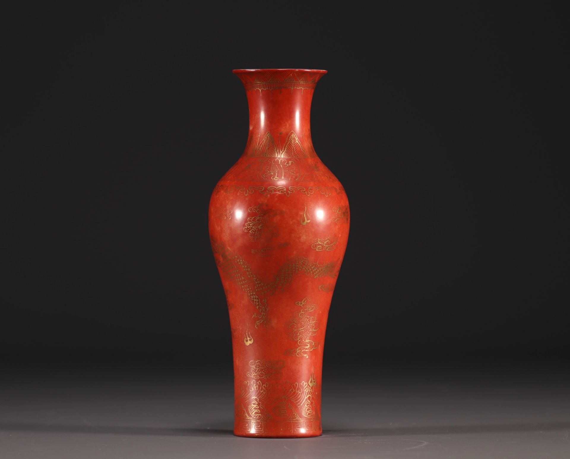 China - Coral-coloured porcelain vase with gold dragon decoration, 19th century. - Image 2 of 5