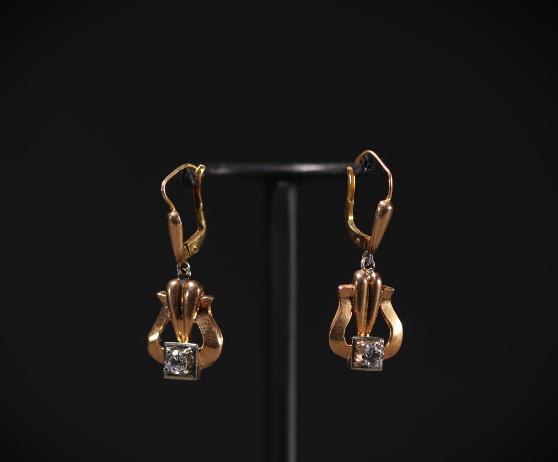 Set of two pairs of earrings, 9K (zircon) and 18K (brilliant), for a total weight of 4.8gr.