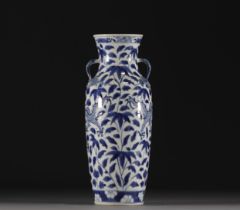 China - A blue-white porcelain vase decorated with dragons, Qing period.