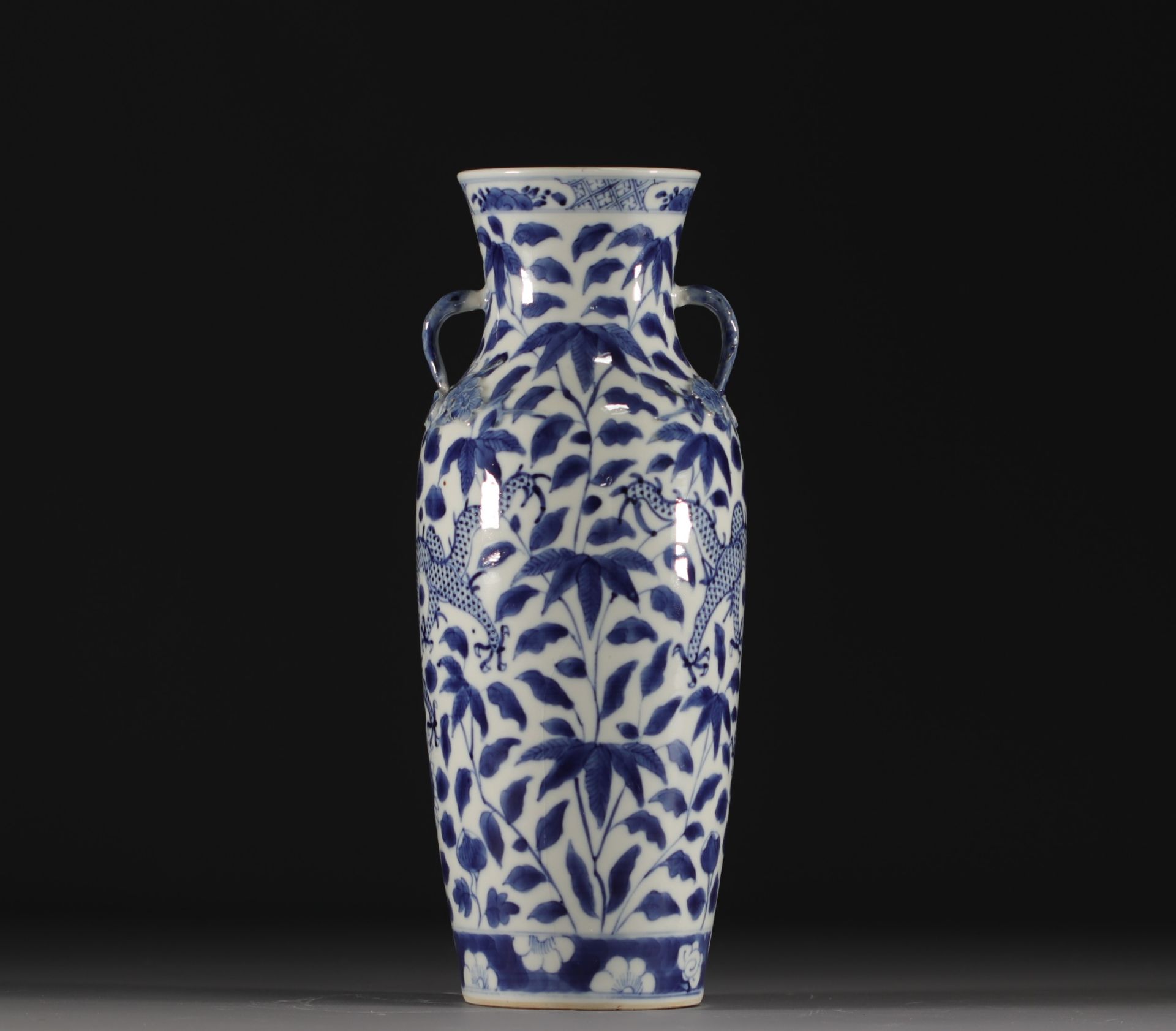 China - A blue-white porcelain vase decorated with dragons, Qing period.