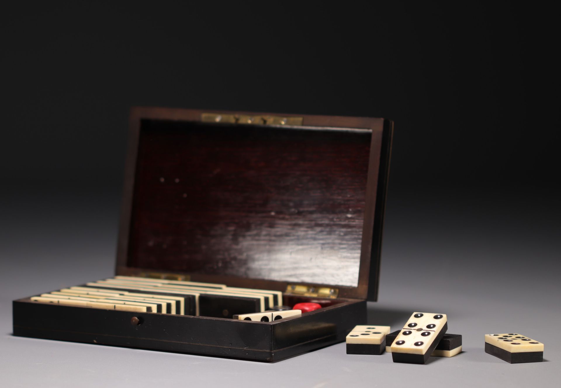 Set of four marquetry and lacquer boxes including a glove box stamped Tahan F. du Roi in Paris. - Bild 8 aus 9