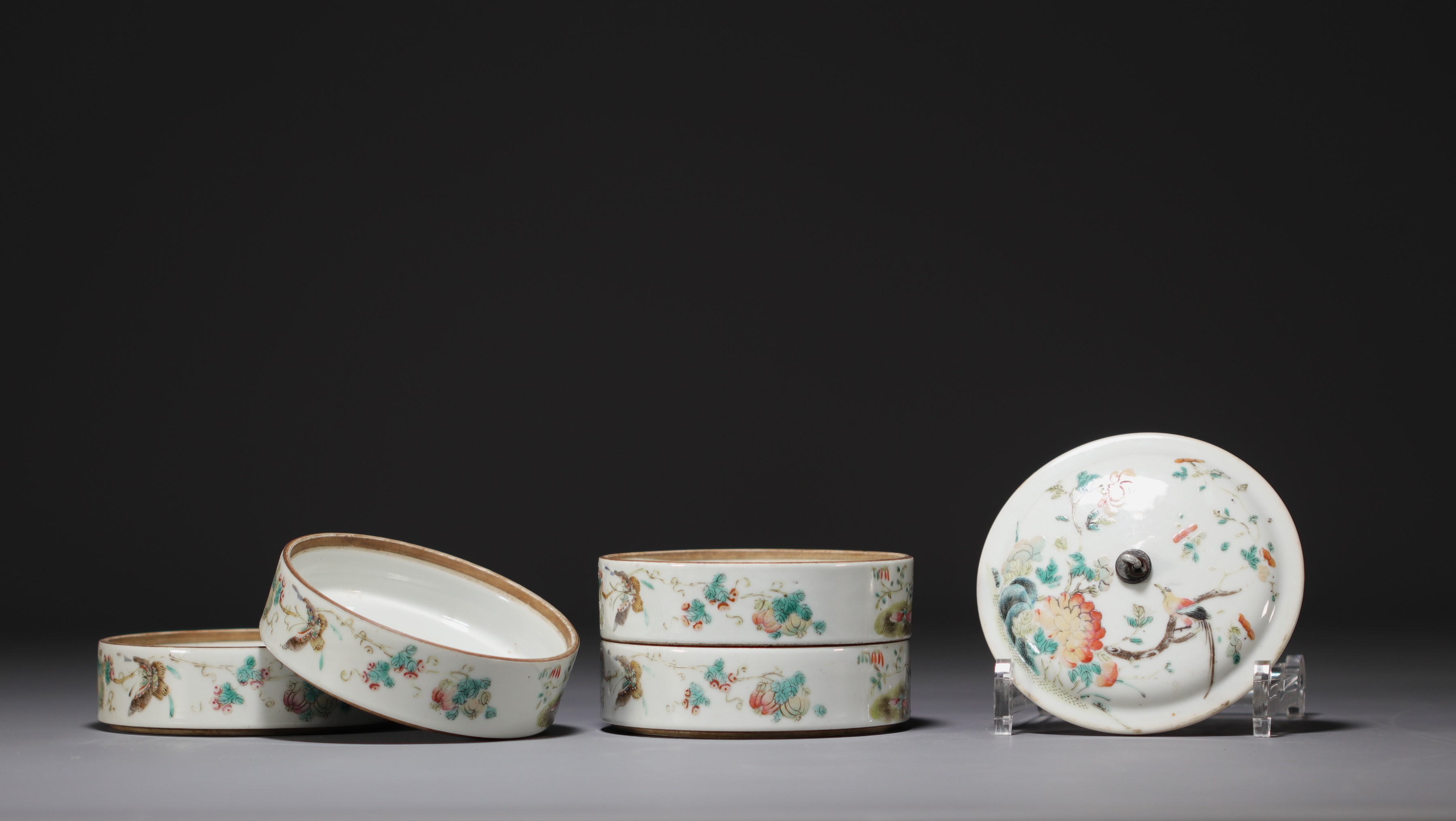 China - Set of four stacking condiment bowls decorated with flowers, famille rose. - Image 5 of 6
