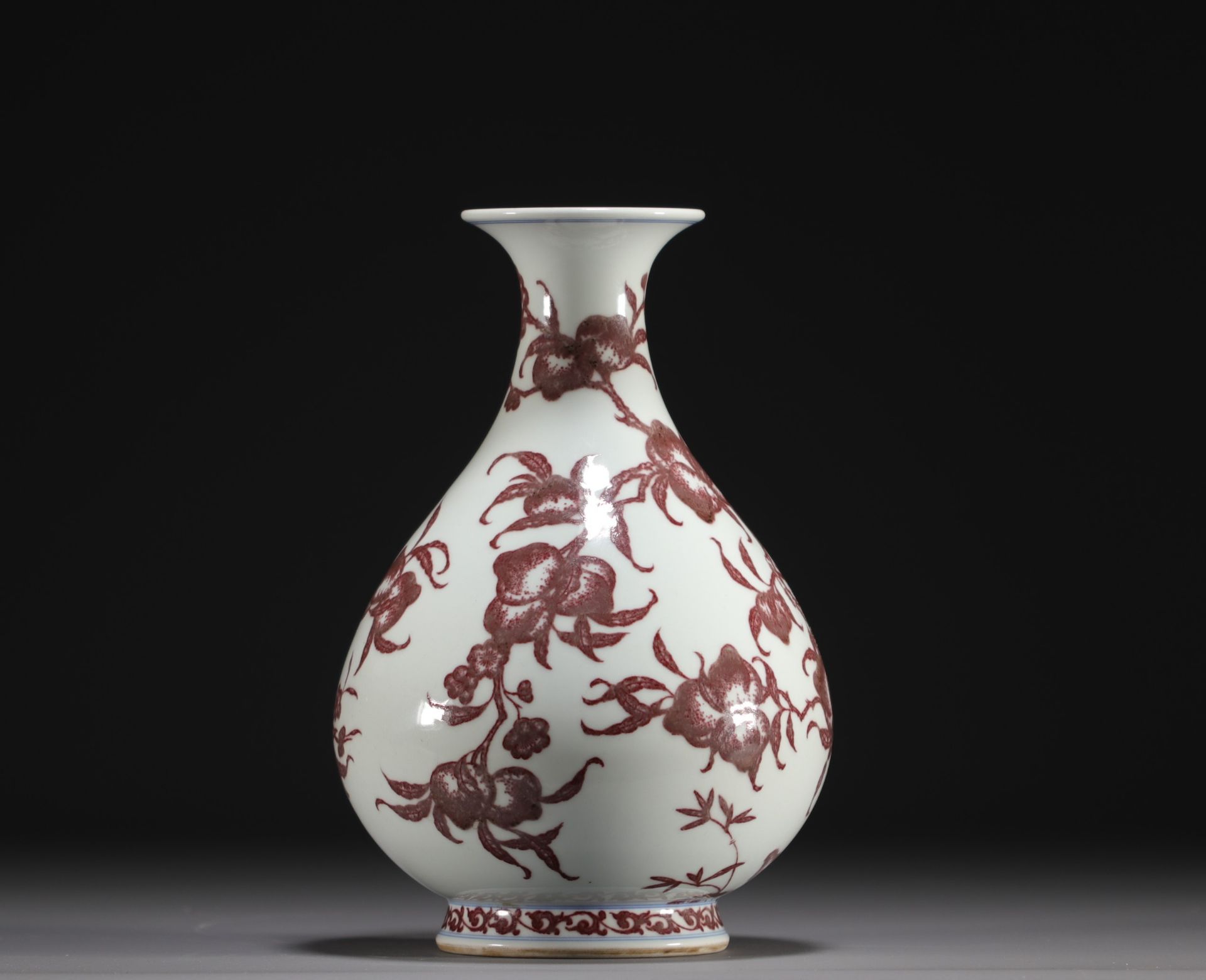 China - Porcelain vase decorated with iron-red peaches, Qing period.