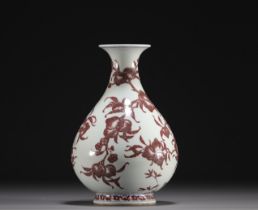 China - Porcelain vase decorated with iron-red peaches, Qing period.
