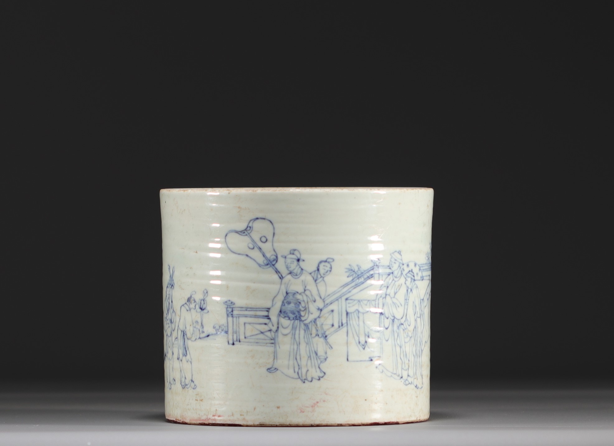 China - A blue and white porcelain brush-holder decorated with figures, Qing period.