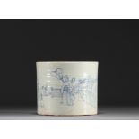 China - A blue and white porcelain brush-holder decorated with figures, Qing period.