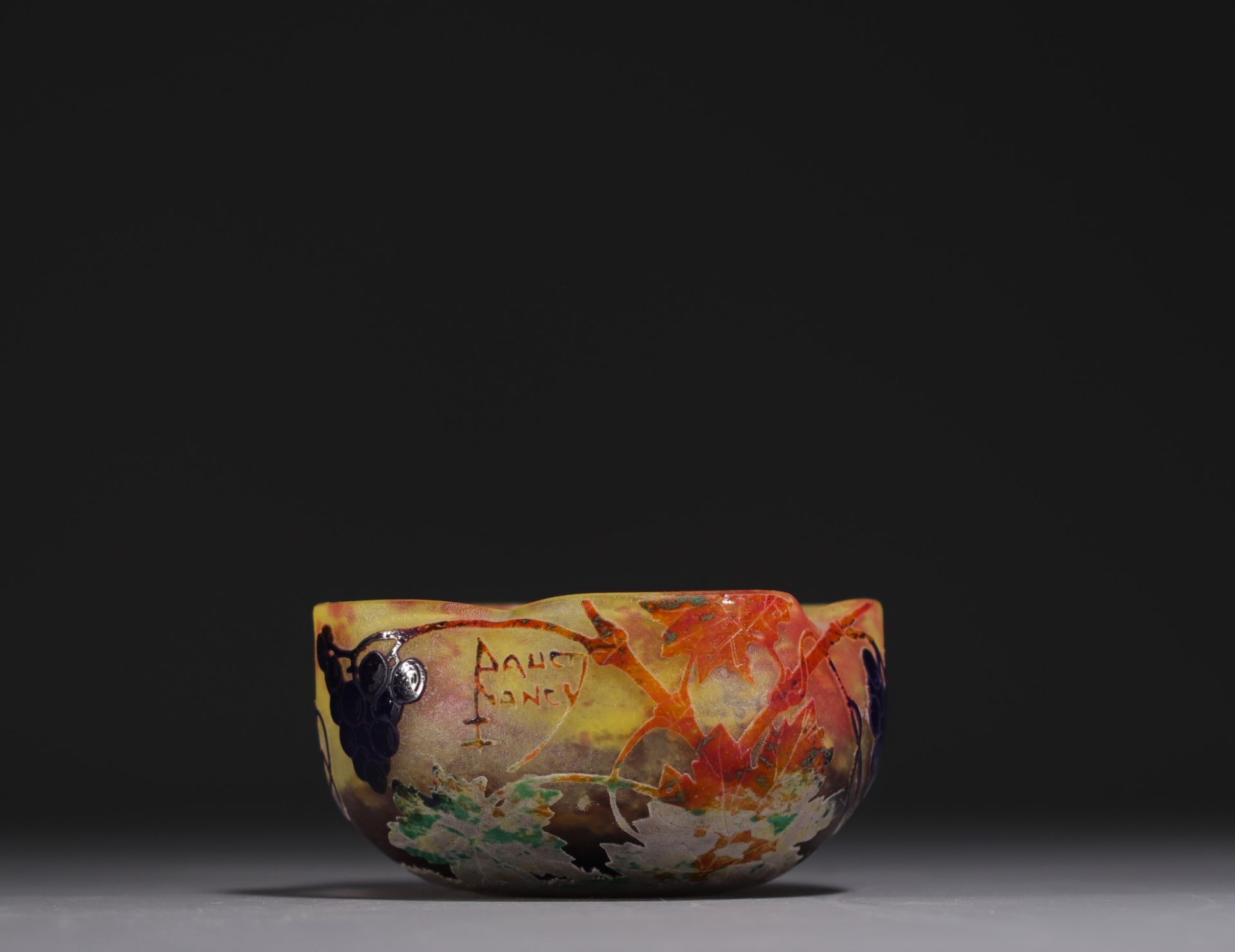 DAUM Nancy - Four-lobed bowl in acid-etched multi-layered glass decorated with bunches of grapes, si - Image 2 of 4