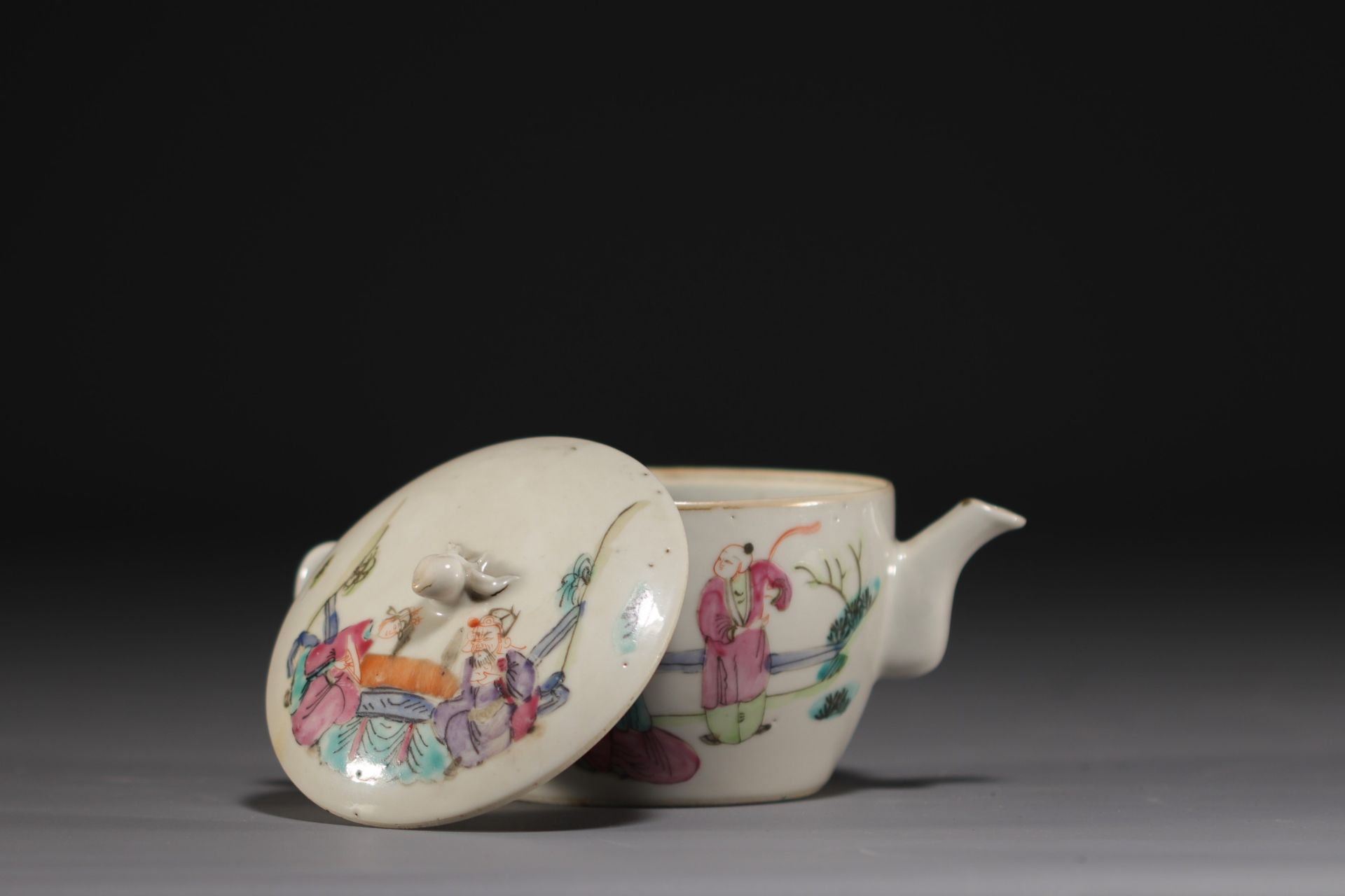 China - Set of various pieces of famille rose porcelain, early 20th century. - Bild 7 aus 7