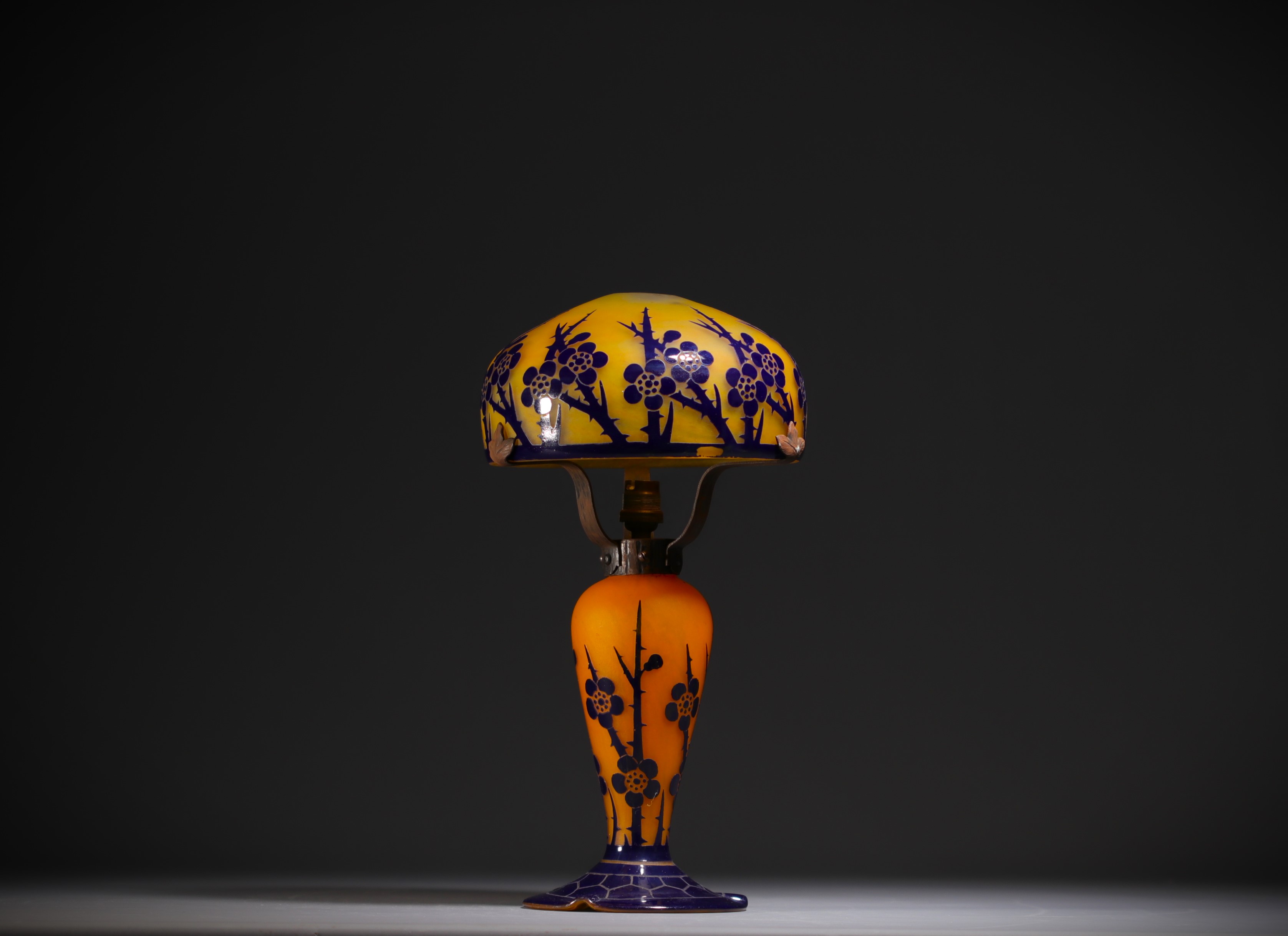 Le Verre Francais - Table lamp in acid-etched multi-layered glass decorated with blue hawthorns on a