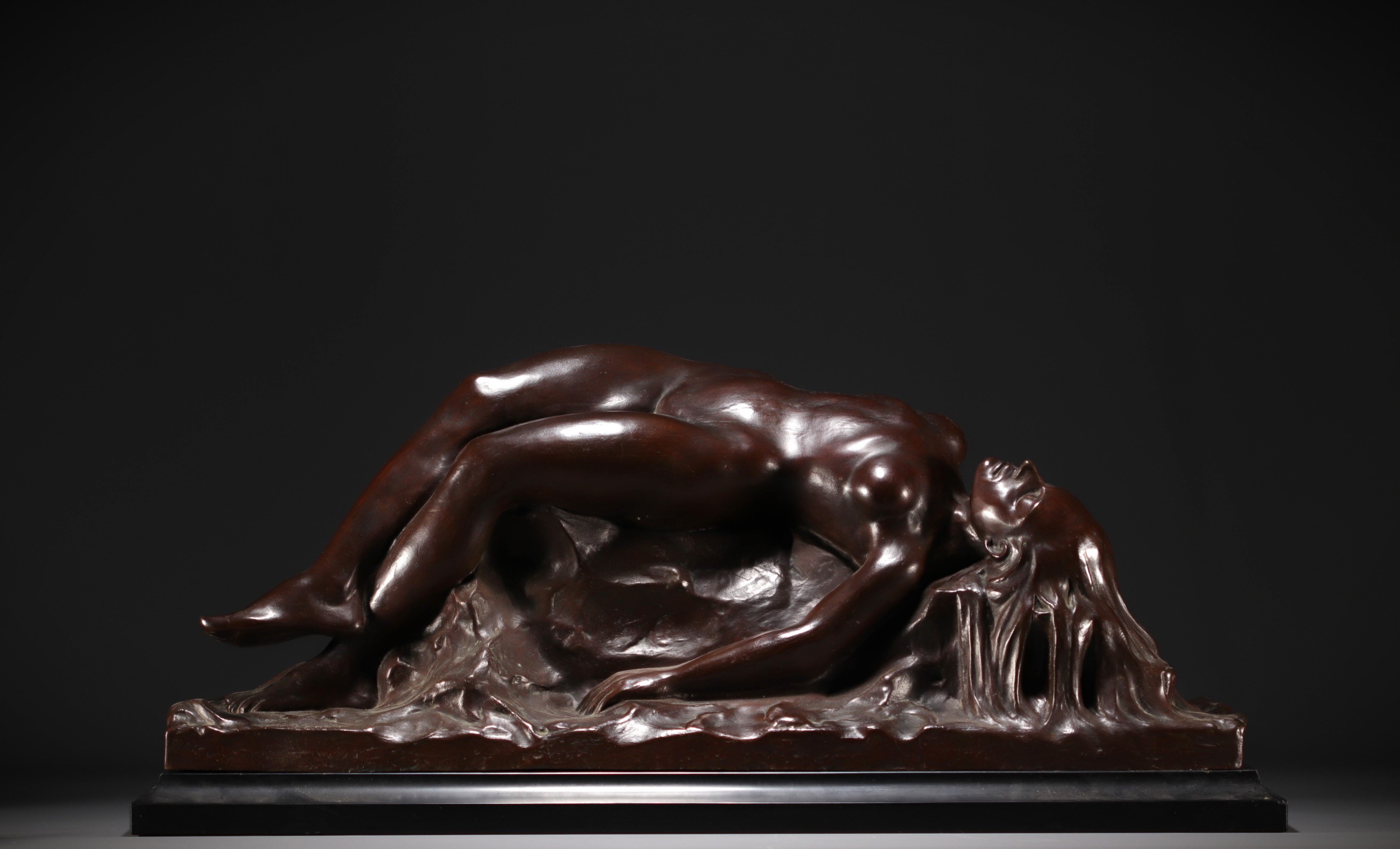 Johan DE MAEGT (1906-1987) "Reclining nude woman" Imposing sculpture in bronze with brown patina on  - Image 4 of 4
