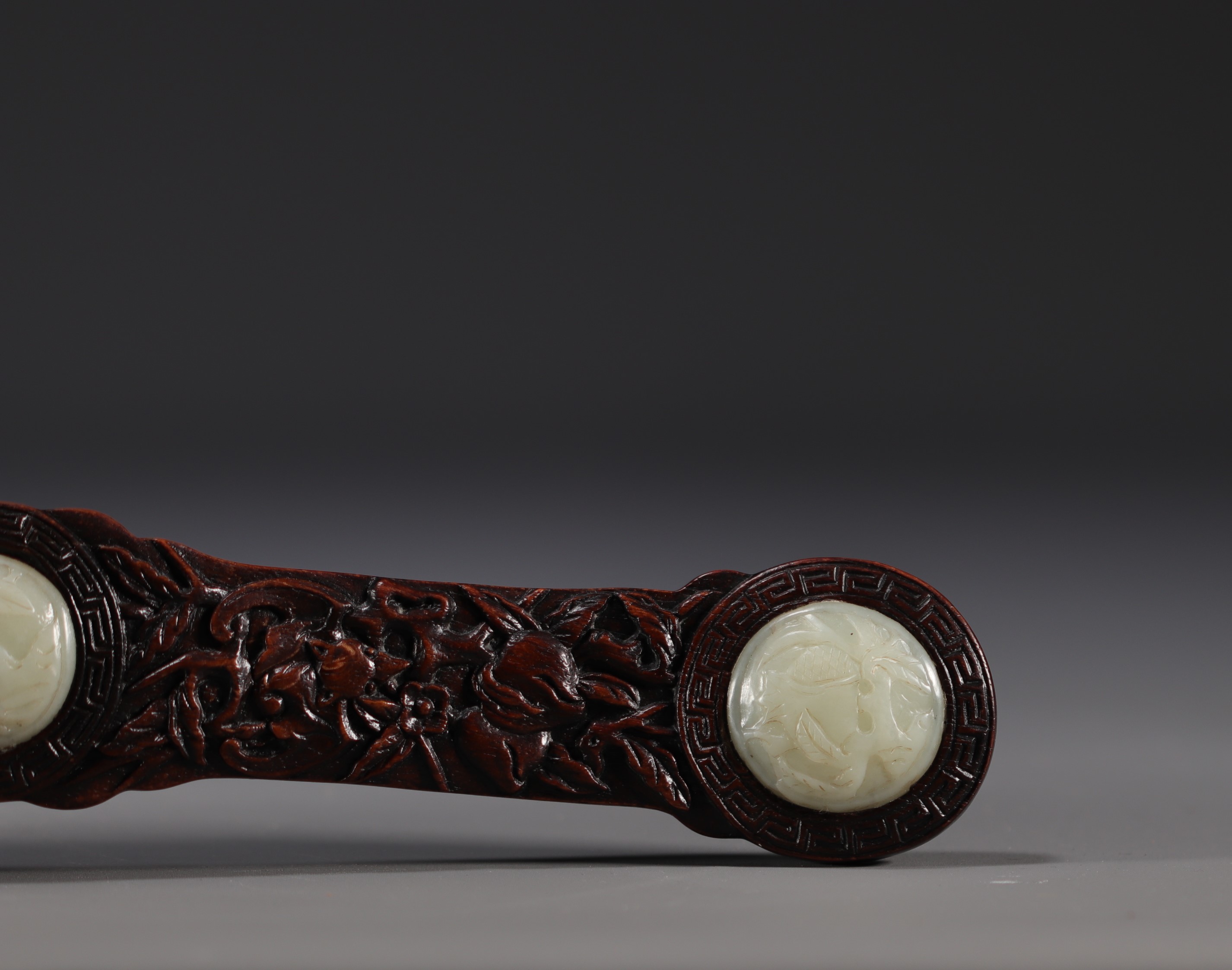China - Large Ruyi scepter in carved Zitan wood and celadon jade, decorated with bats and peaches. - Image 4 of 5