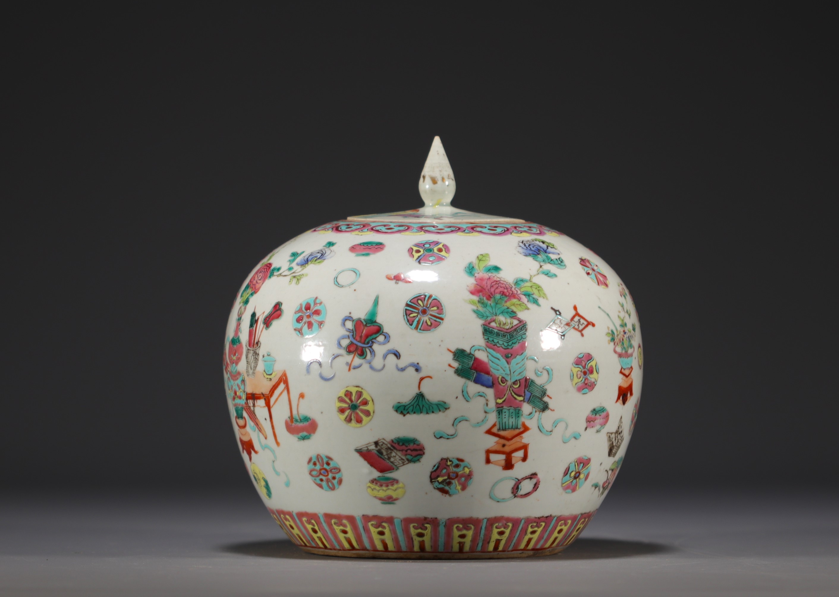 China - A famille rose porcelain ginger pot, 19th century. - Image 2 of 4