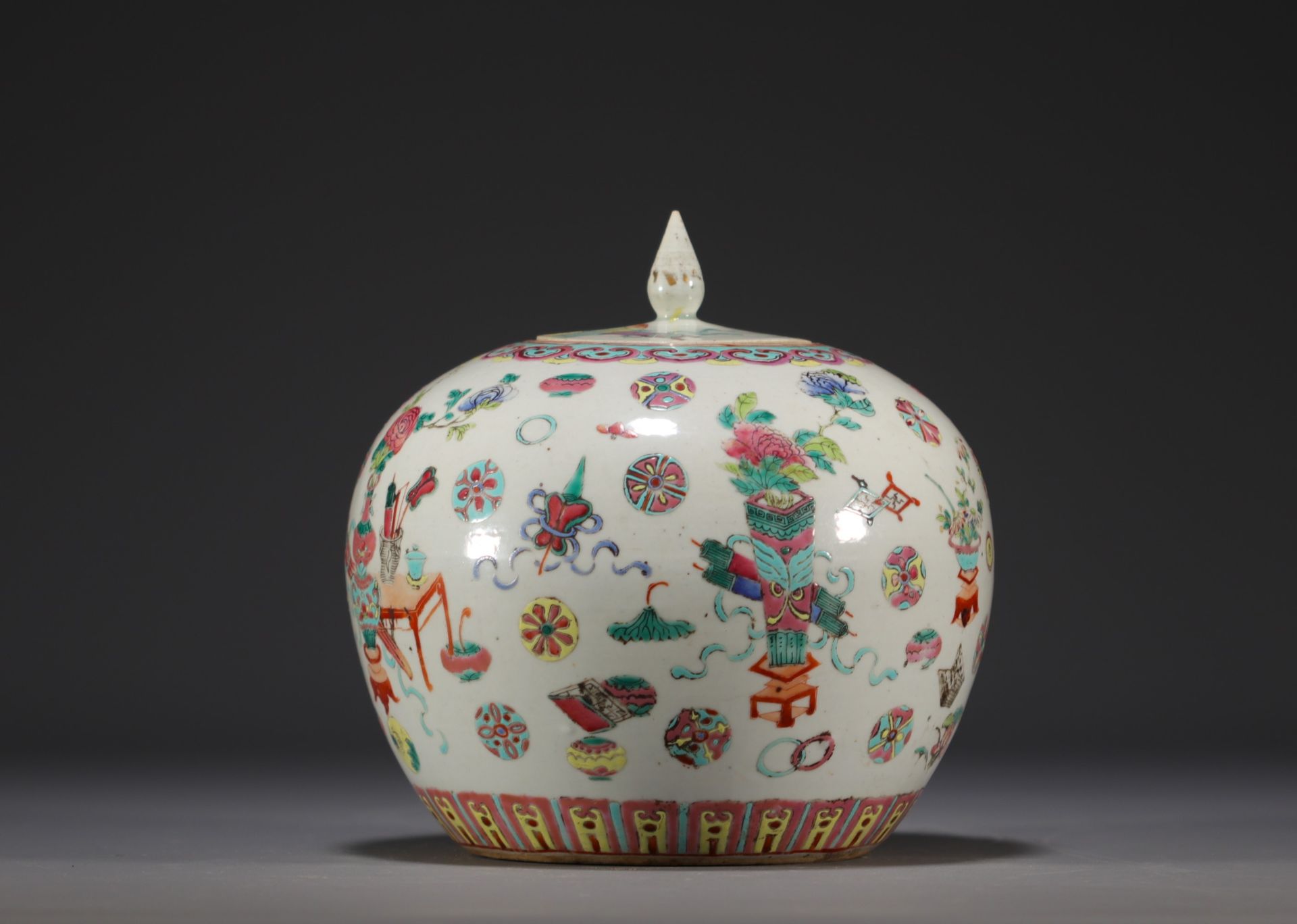 China - A famille rose porcelain ginger pot, 19th century. - Bild 2 aus 4