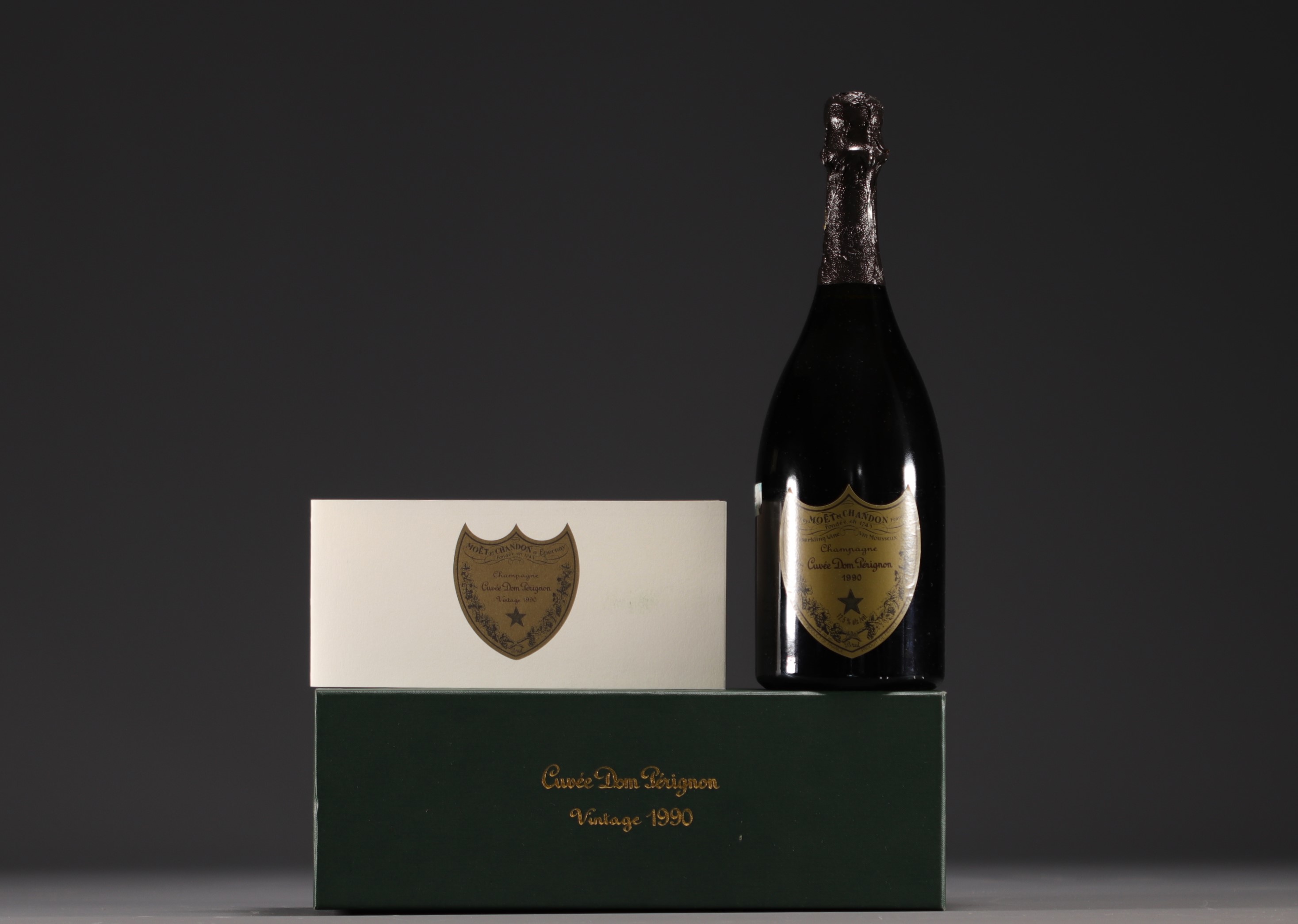 Champagne Moet et Chandon Cuvee Dom Perignon Vintage 1990 in a gift box.