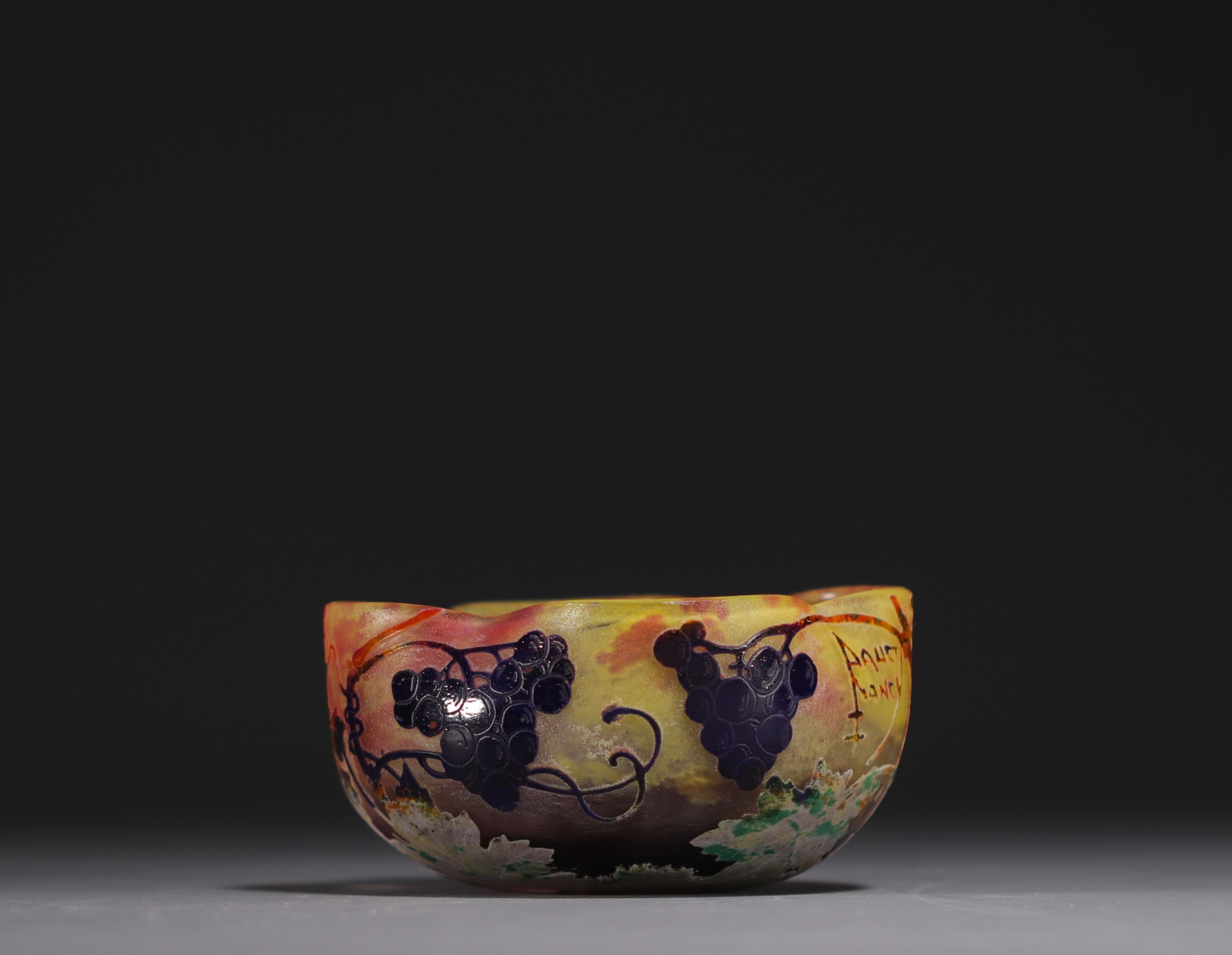 DAUM Nancy - Four-lobed bowl in acid-etched multi-layered glass decorated with bunches of grapes, si - Image 3 of 4