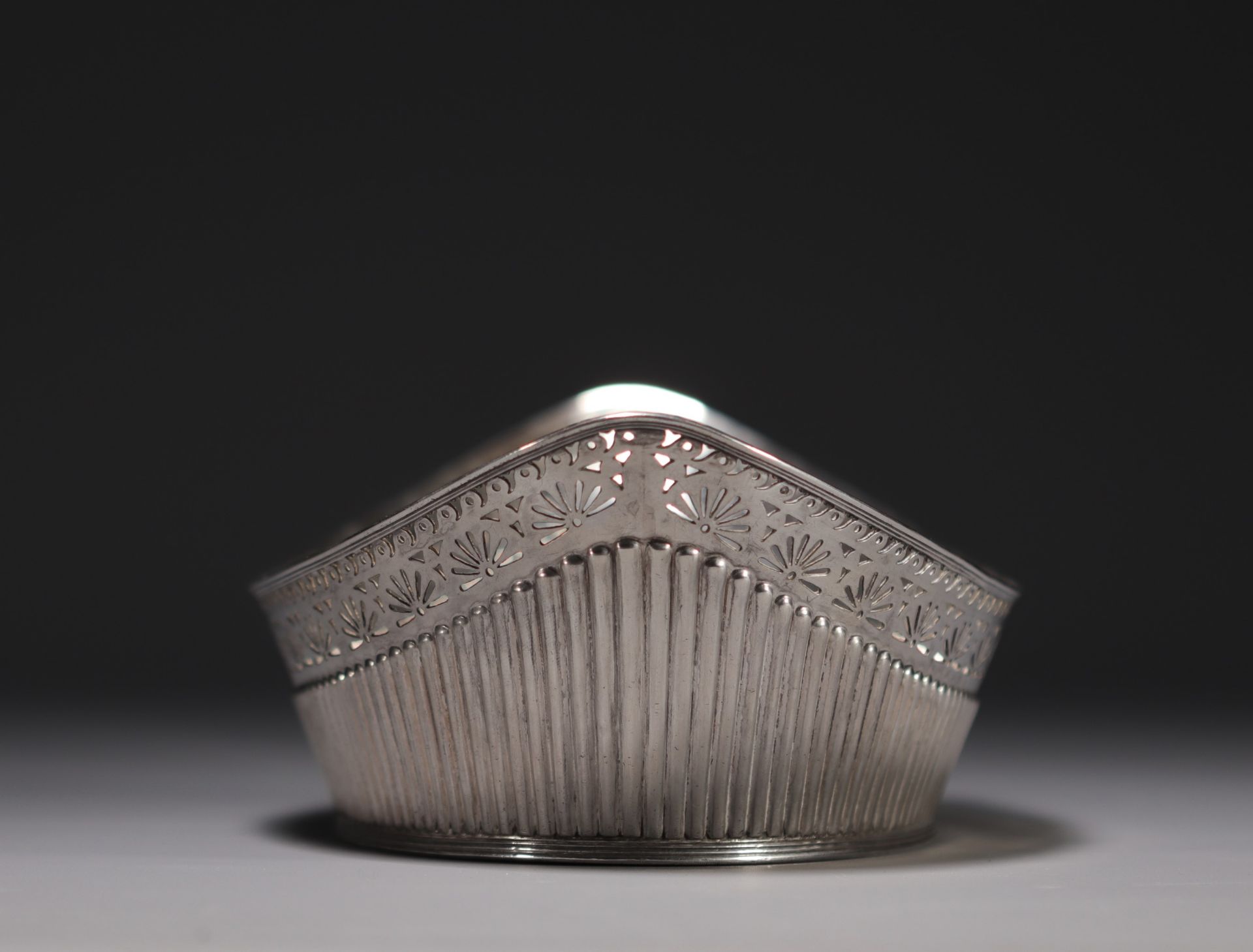 Bread basket in solid silver, hallmarked JD&S. - Image 2 of 6