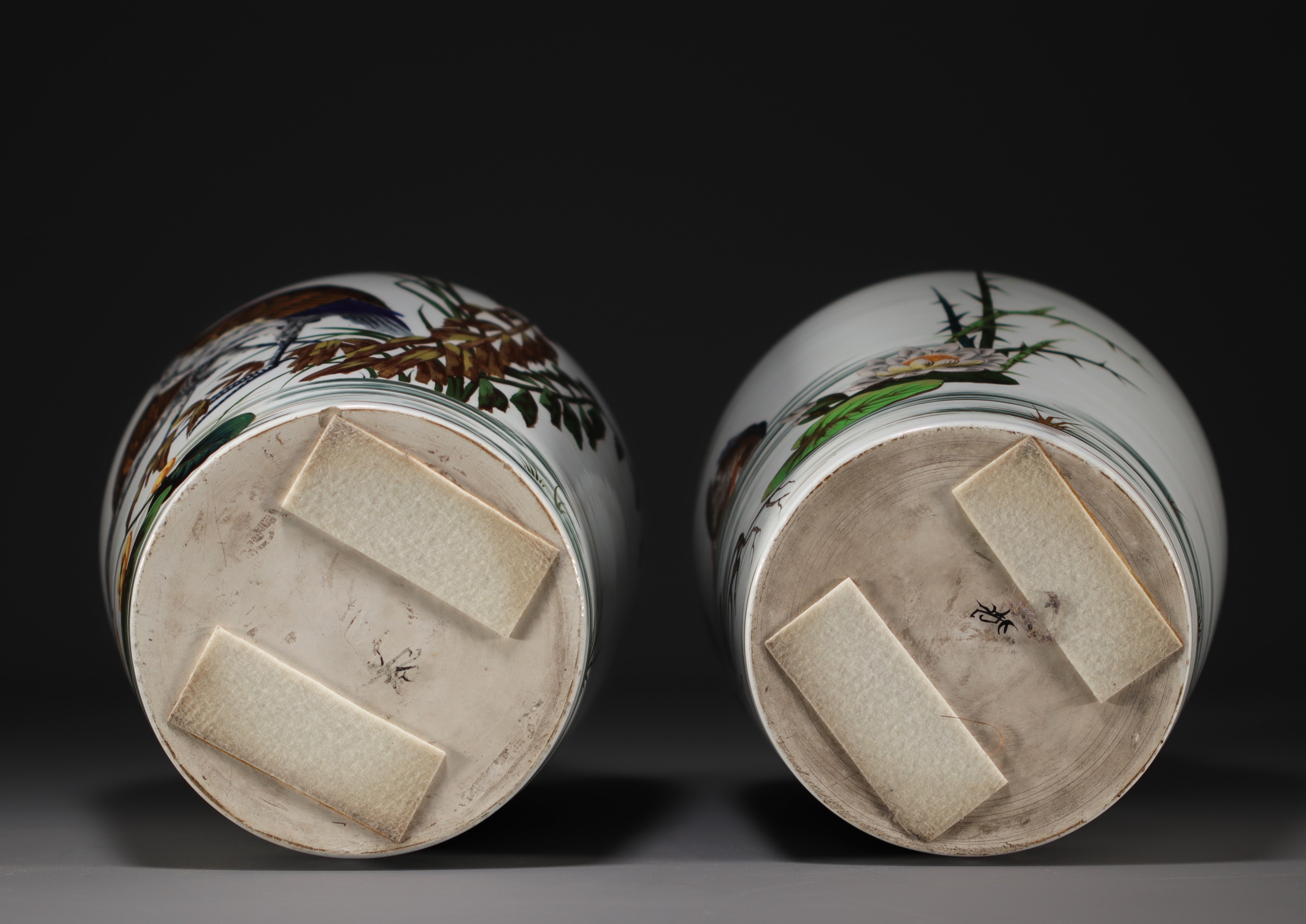 Taxile DOAT (1851-1938) - Pair of Japanese porcelain vases decorated with birds, circa 1900. - Image 5 of 5