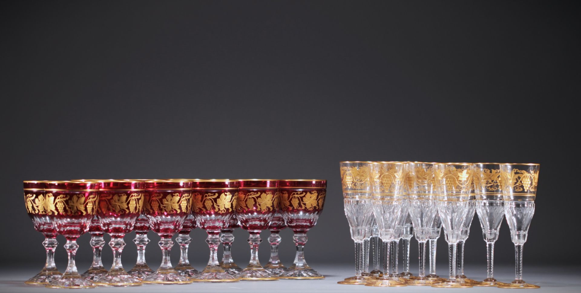 Val Saint Lambert - Set of 24 Pampre d'or pattern water glasses, signed. - Image 3 of 6