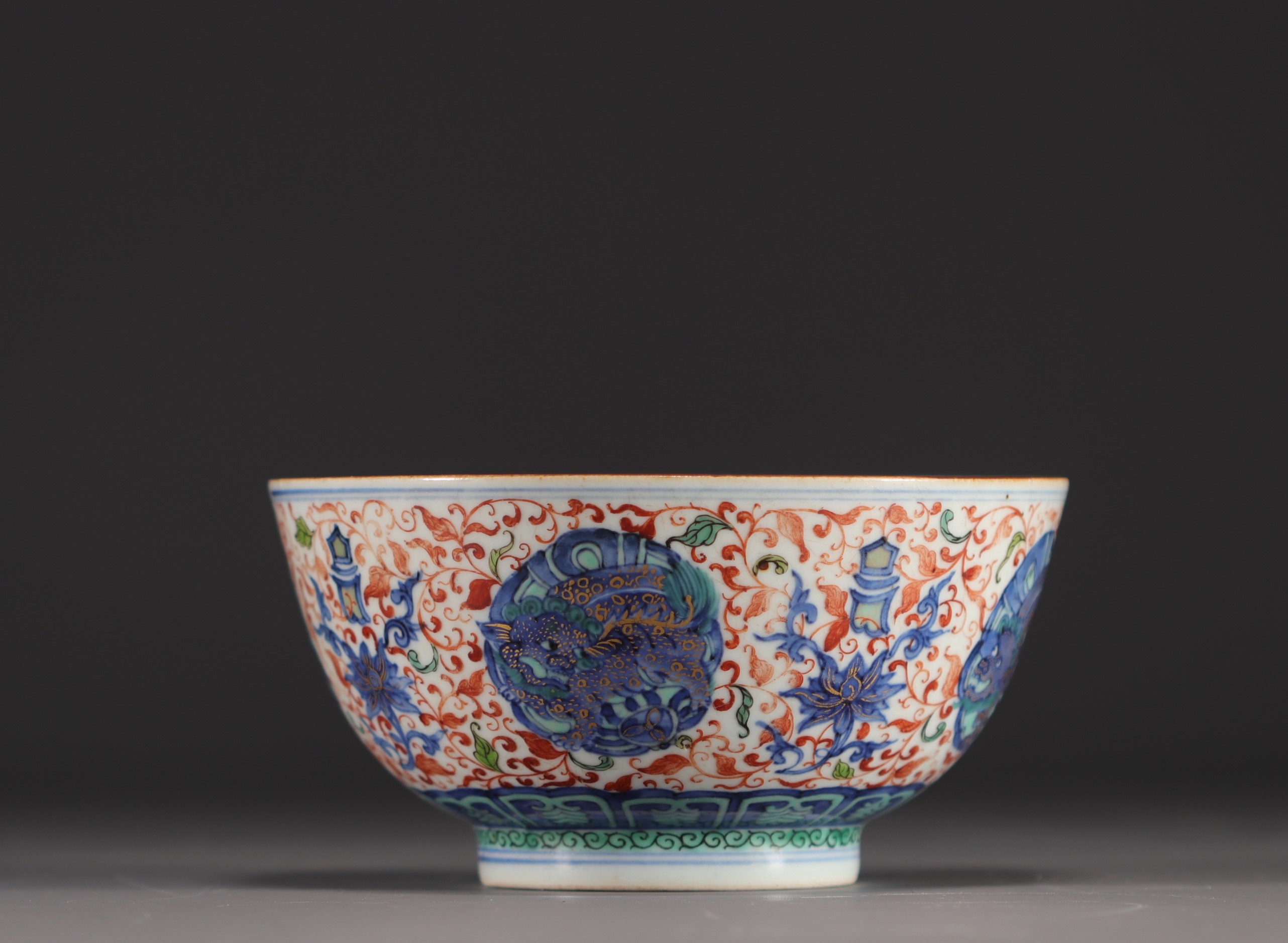 China - Large porcelain bowl decorated with lions in cartouche and flowers, Ming mark. - Image 6 of 8