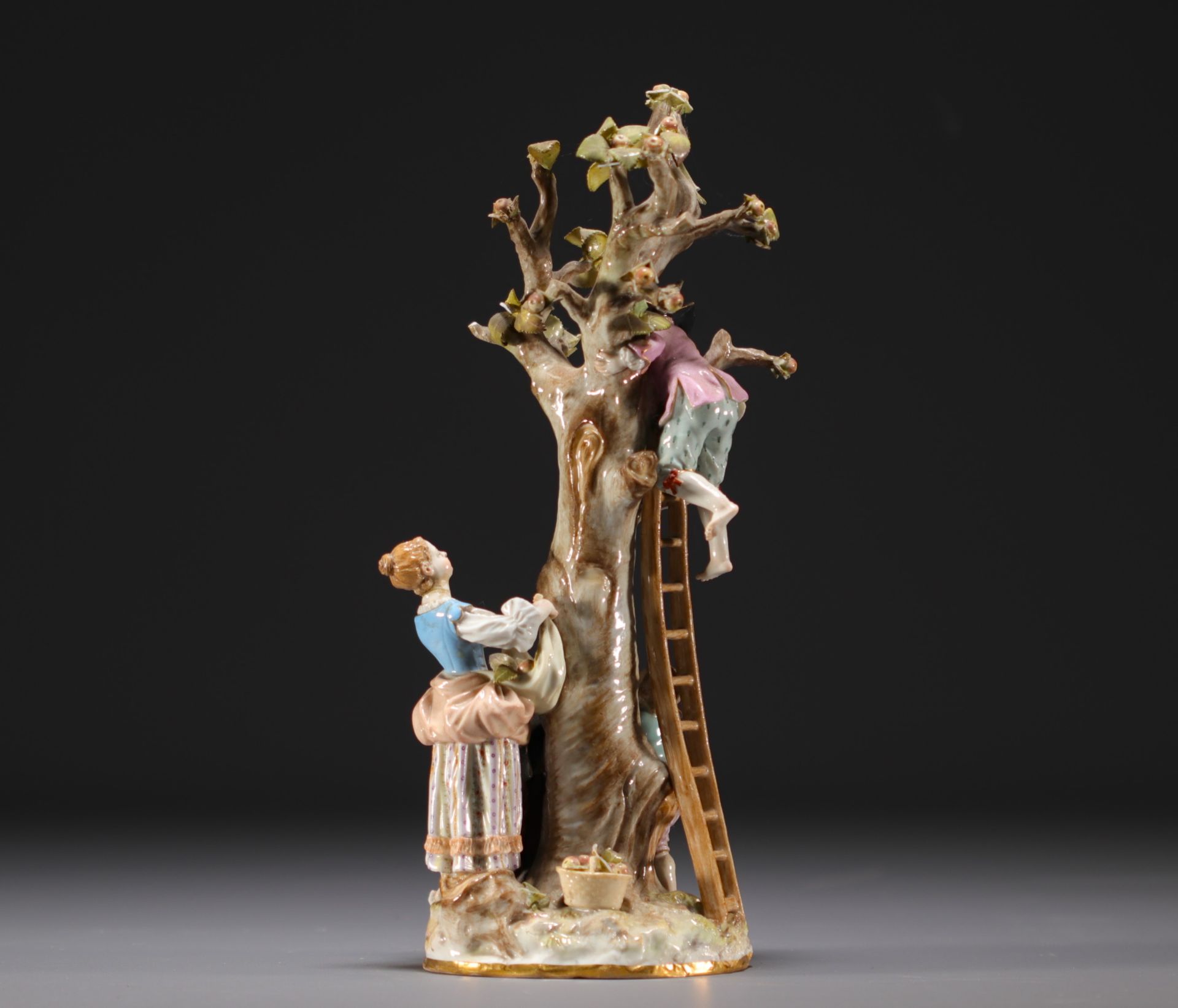 Meissen - "La cueillette" Polychrome porcelain group in its case, swords mark, 18th century.