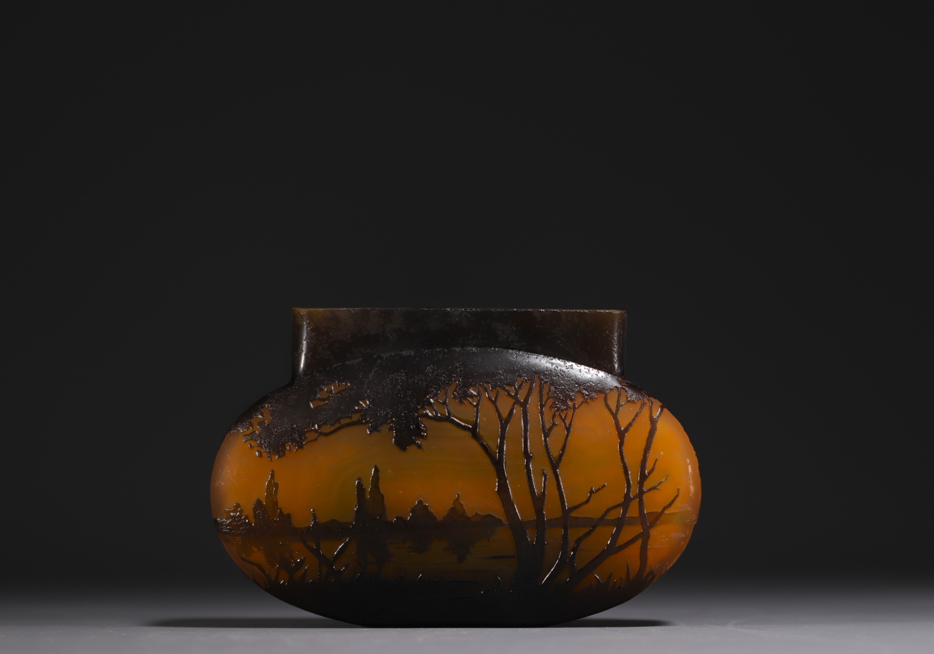 DAUM Nancy - Vase jardiniere in acid-etched multi-layered glass decorated with trees and a pond, sig - Image 3 of 4