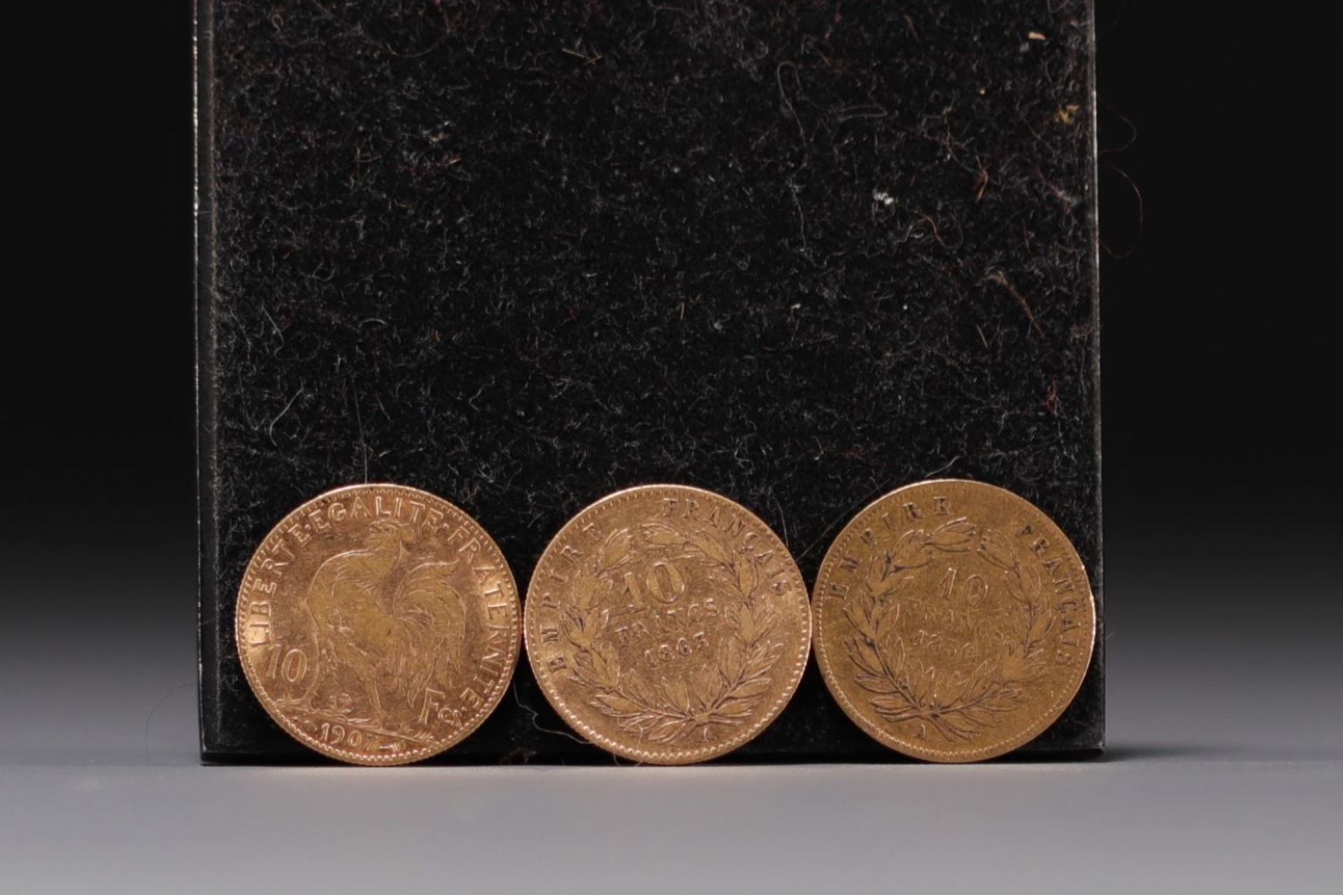 Set of three 10 Frs Gold coins, a Marianne from 1907 and two 10 Frs Napoleon III from 1826 and 1863. - Bild 2 aus 2