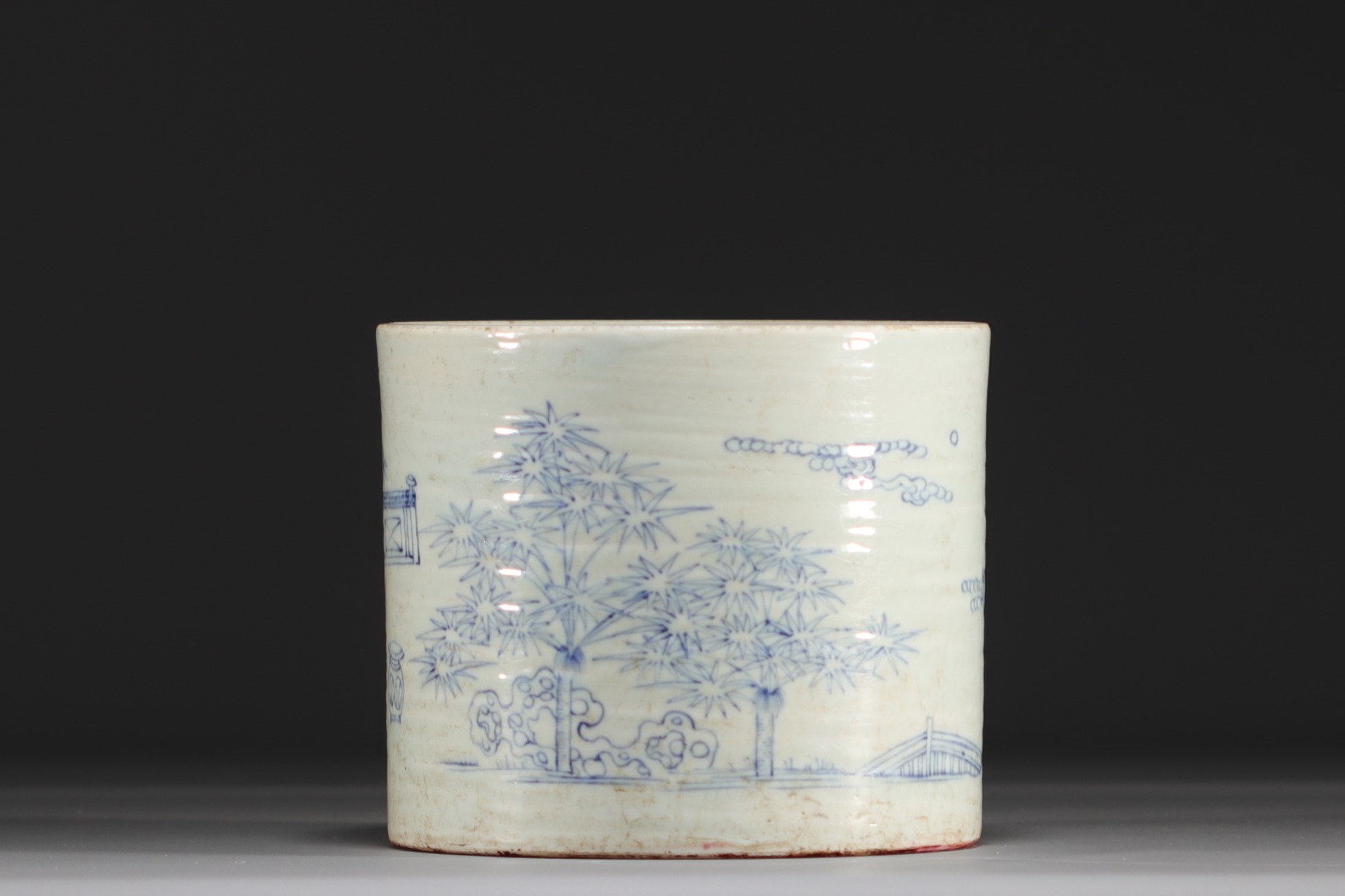 China - A blue and white porcelain brush-holder decorated with figures, Qing period. - Image 2 of 6