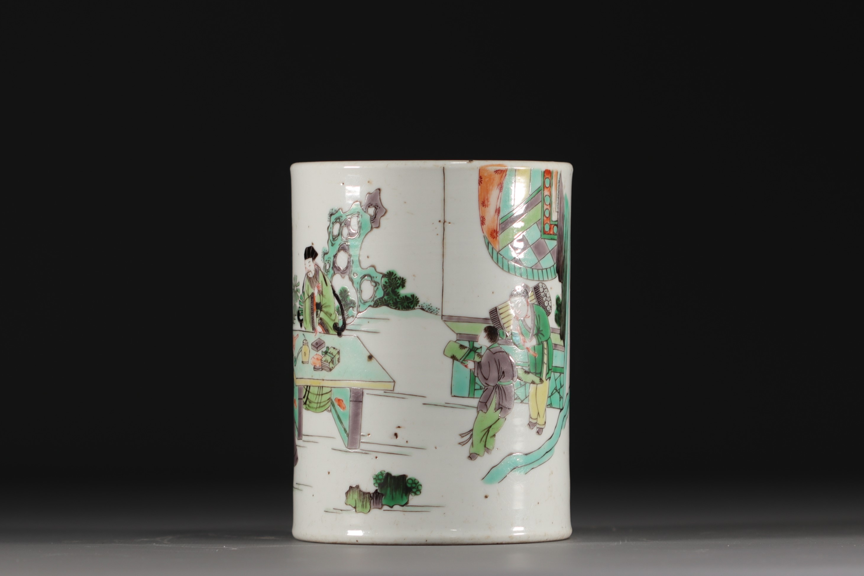 China - Green family porcelain brush pot decorated with figures and landscapes, Kangxi. - Image 2 of 7
