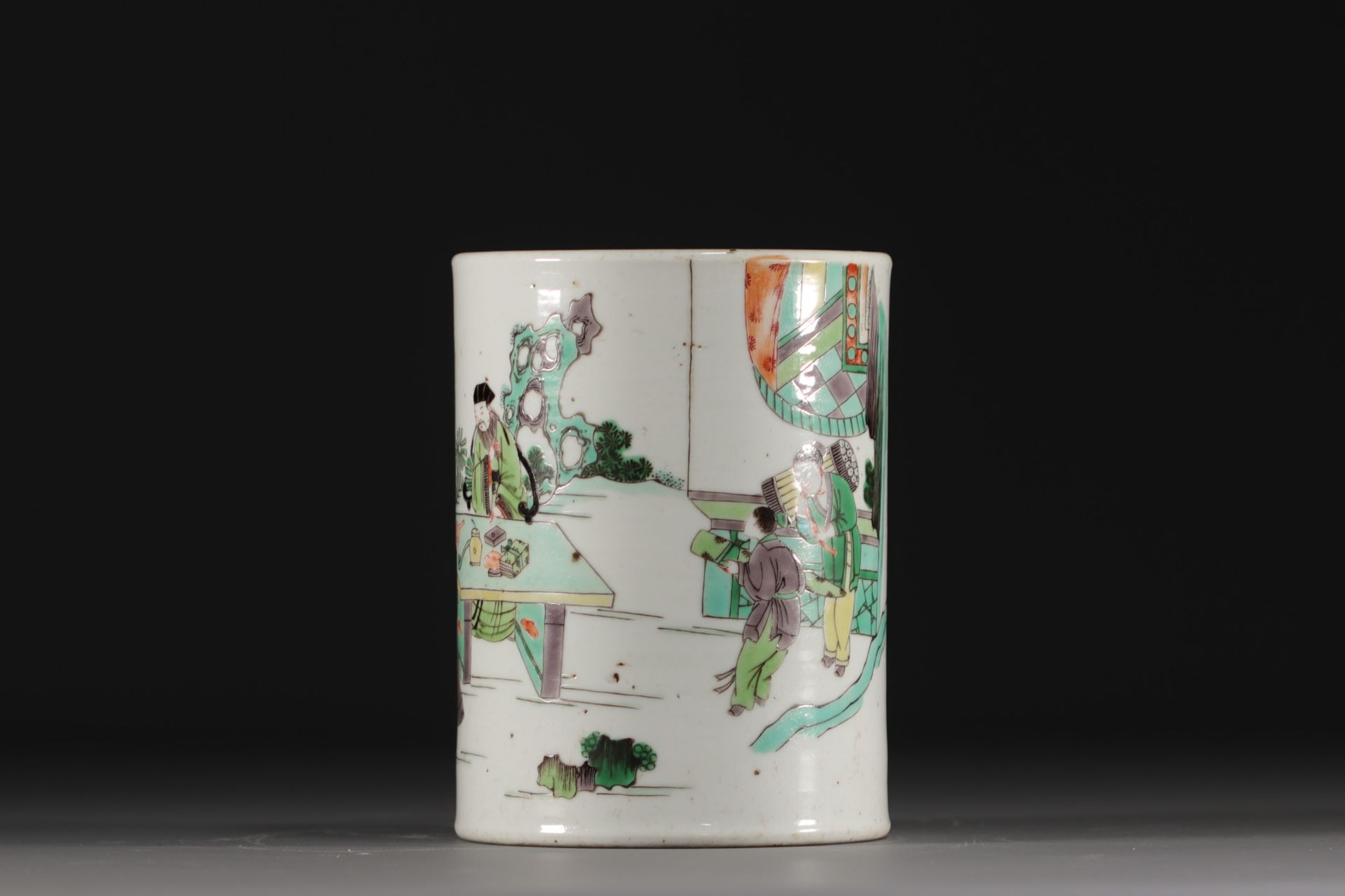 China - Green family porcelain brush pot decorated with figures and landscapes, Kangxi. - Bild 2 aus 7