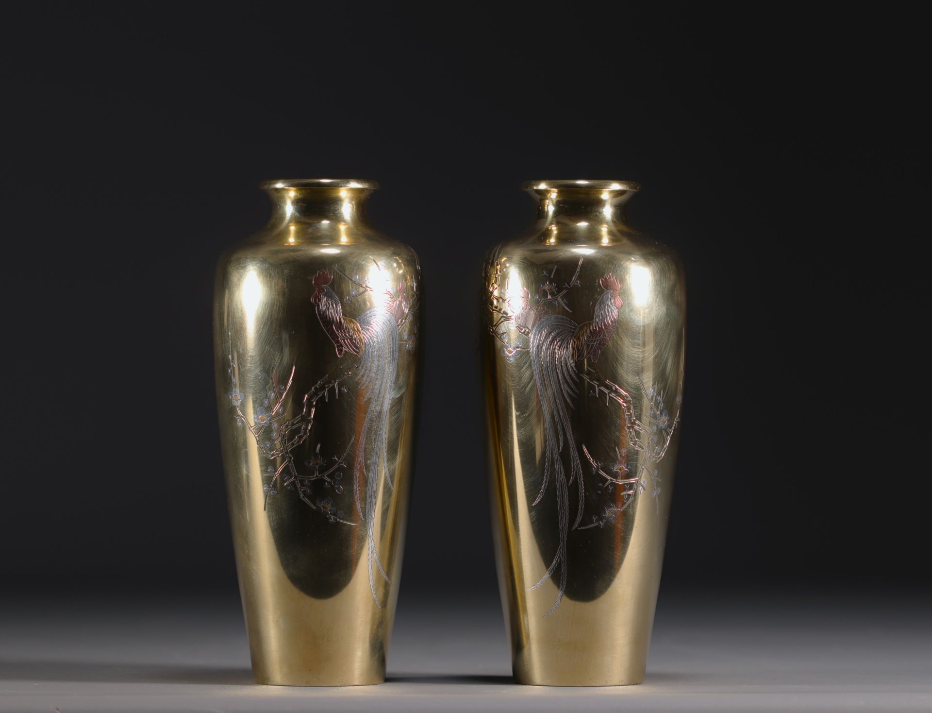 Japan - Pair of gilded bronze vases decorated with roosters, Meiji period. - Image 3 of 4