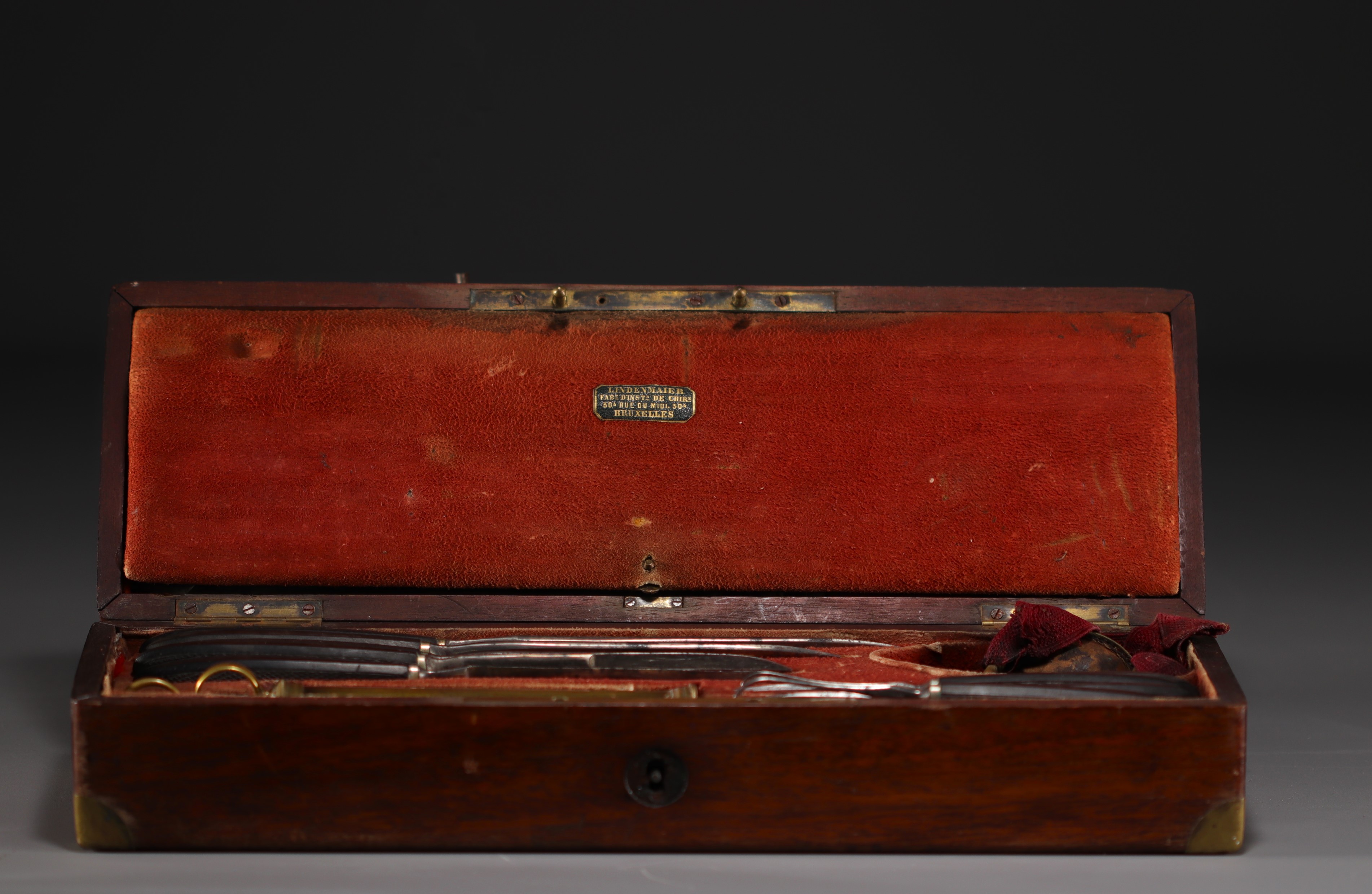 Surgeon's case in mahogan containing the surgeon's identification plate, late 19th century. - Image 4 of 4