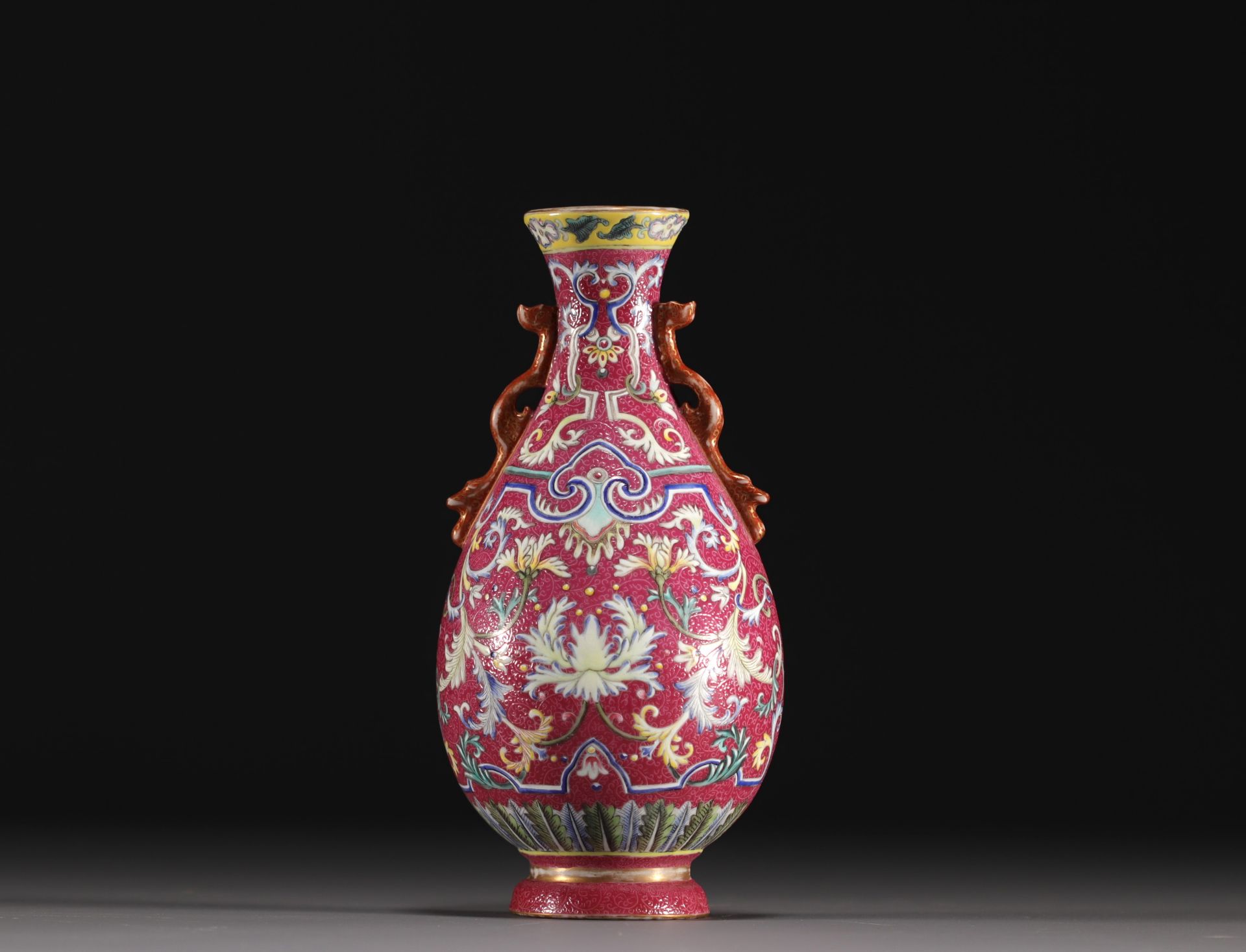 China - Famille rose porcelain wall vase on a ruby background, Qianlong mark. - Bild 6 aus 7