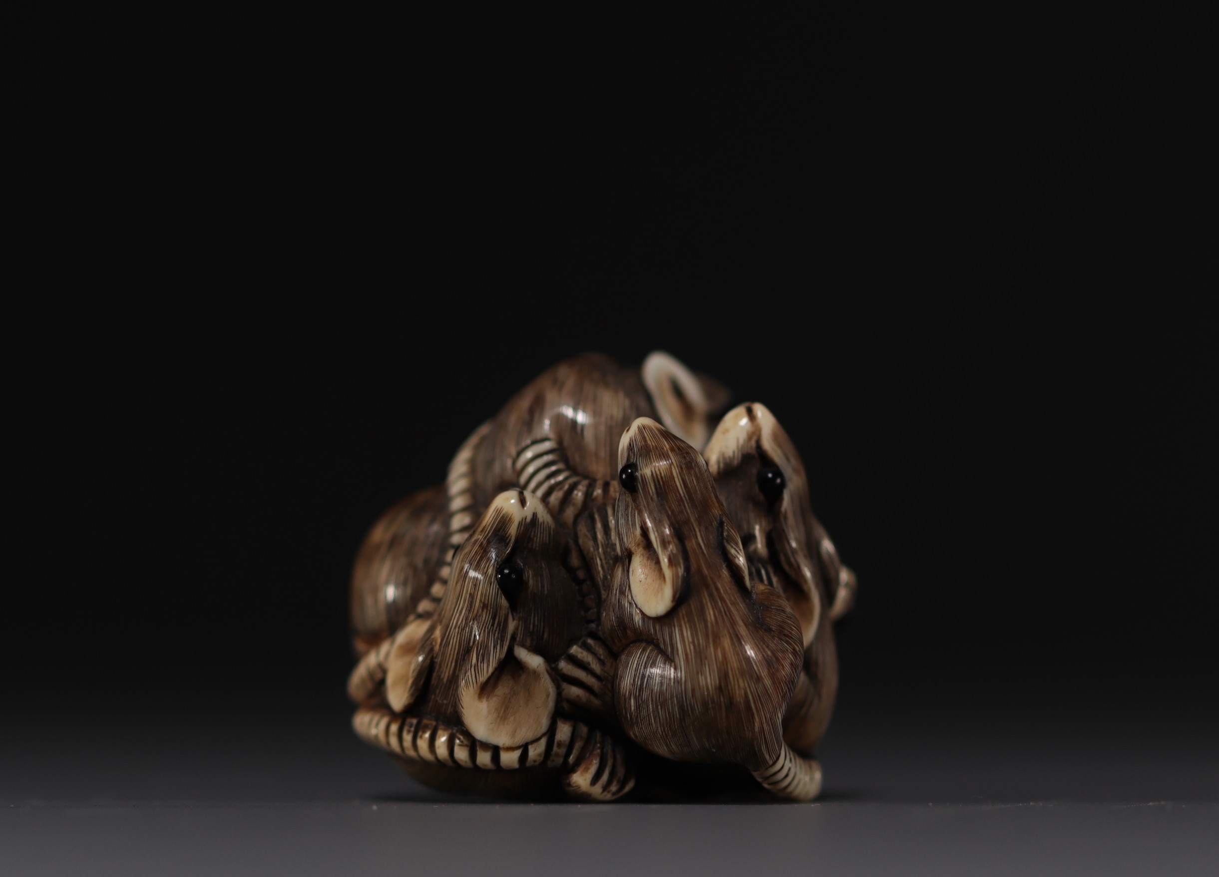 Japan - Ivory and black coral netsuke representing a group of six rats, Meiji. Signed. - Image 4 of 9