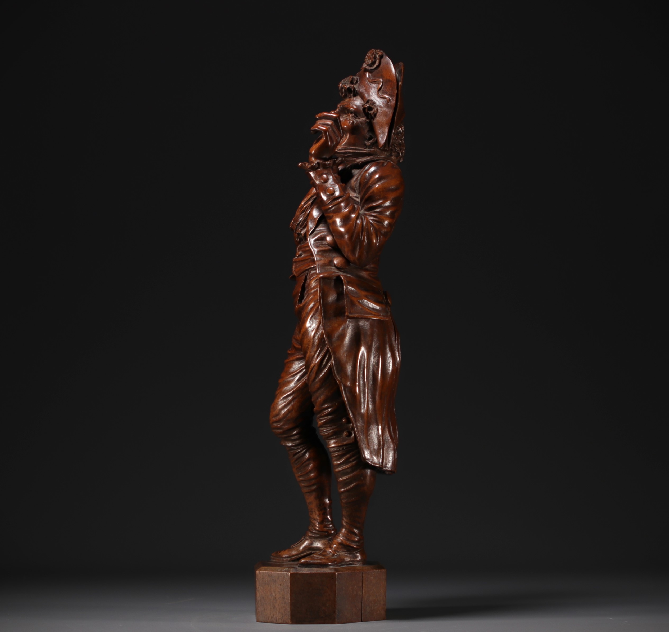 Sculpture representing an "Incroyable du Directoire", an emblematic character, in limewood. - Image 5 of 5