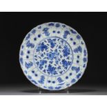 China - White-blue porcelain plate, floral design, Kangxi period and brand.