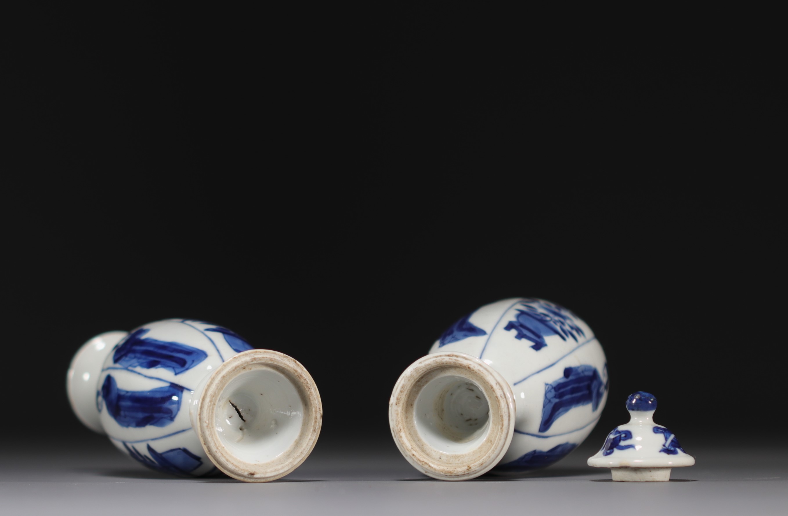 China - Pair of small vases in blue-white porcelain decorated with women, Kangxi period. - Image 4 of 4