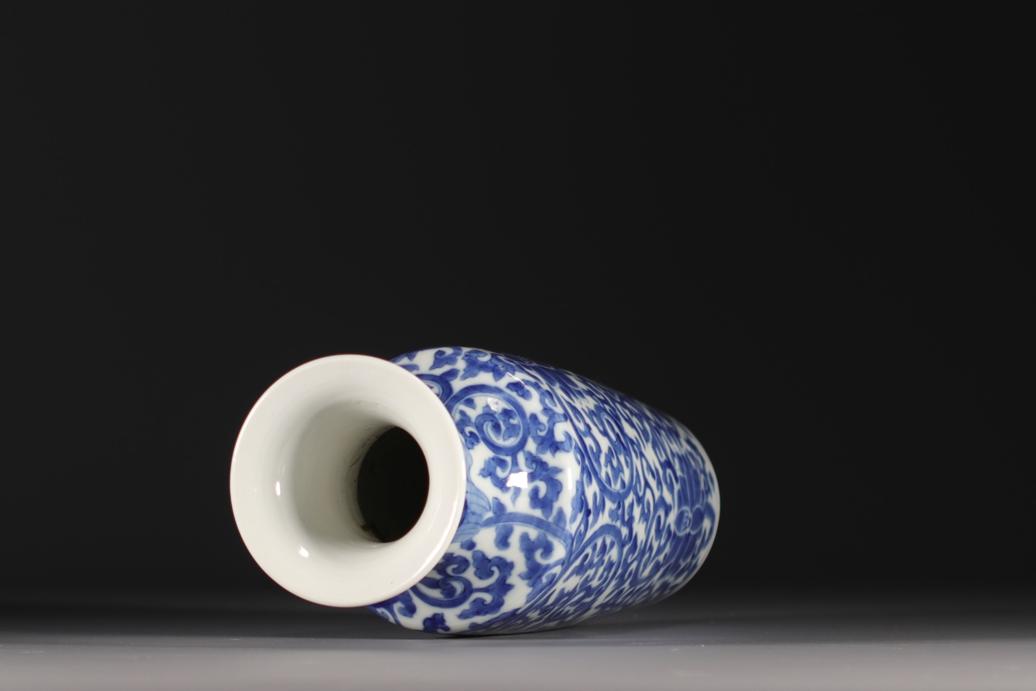 China - A white-blue porcelain baluster vase decorated with lotus flowers, double circle mark, Qing  - Image 5 of 5