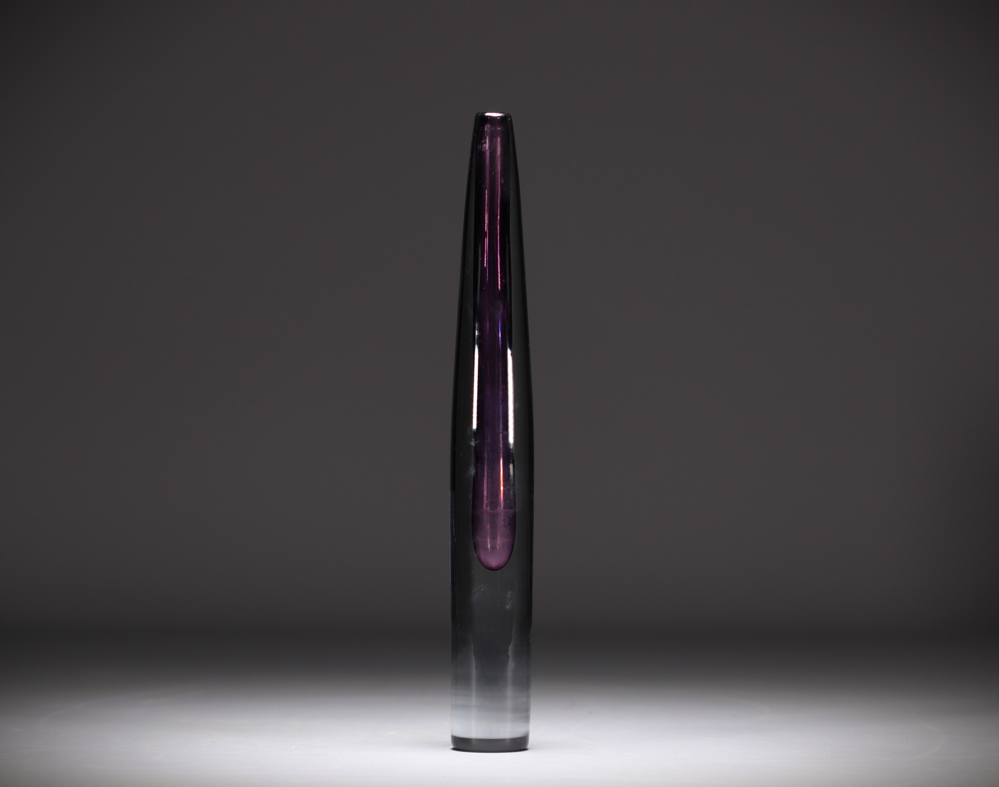 Asta STROMBERG (1916-1995) "Sputnik" Soliflore vase in violet blown glass, circa 1960.