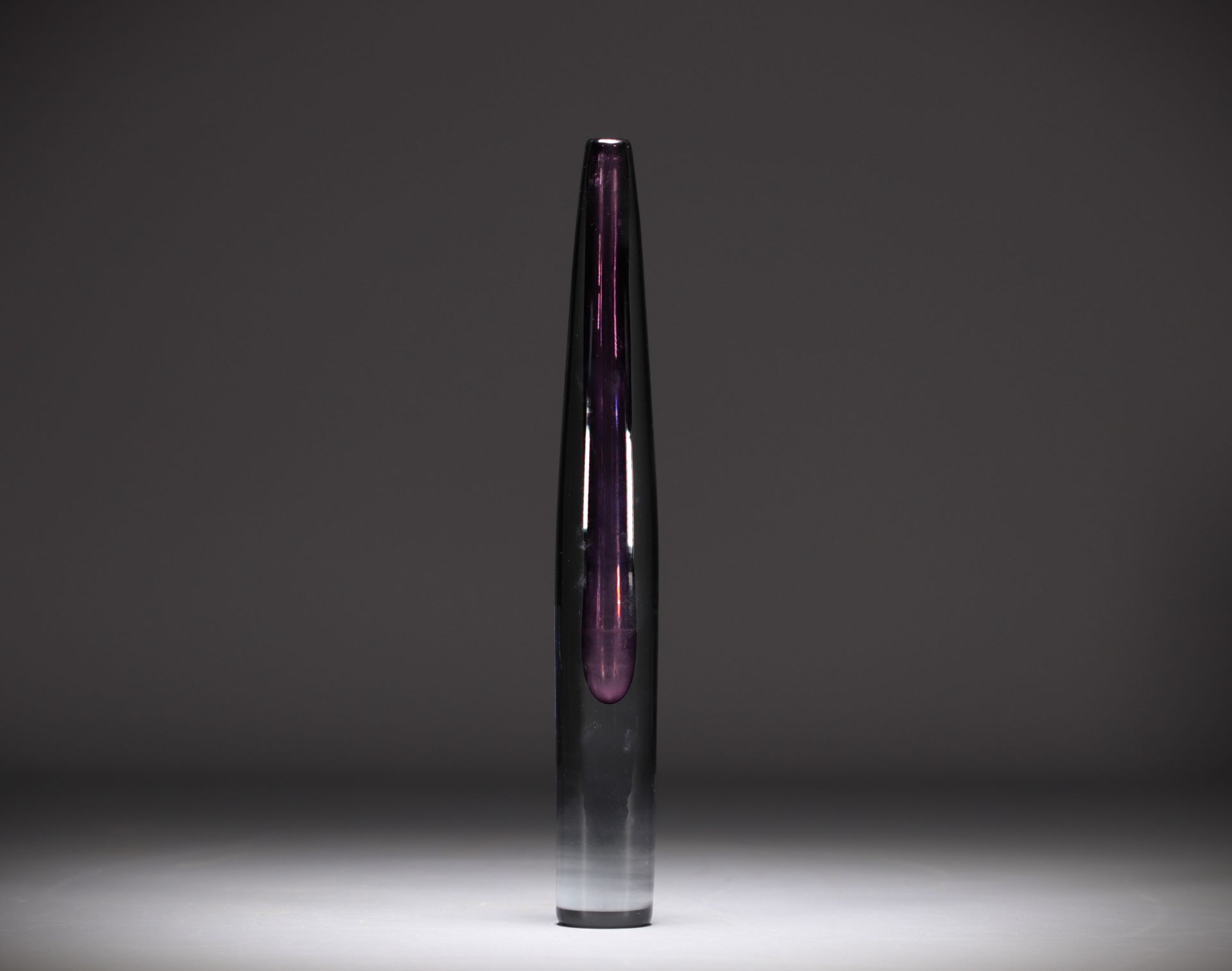 Asta STROMBERG (1916-1995) "Sputnik" Soliflore vase in violet blown glass, circa 1960.