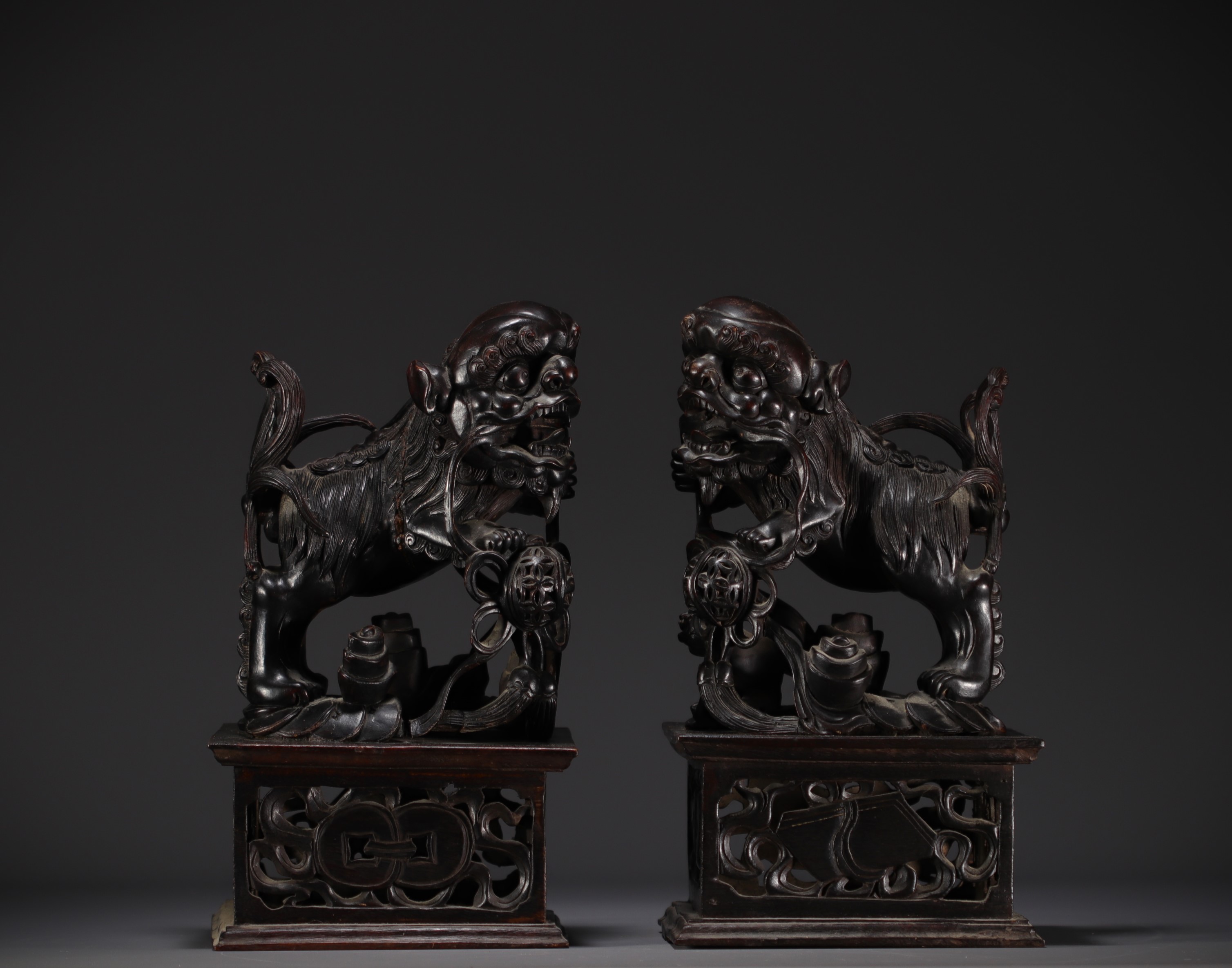 China - Pair of Fo dogs, temple guardians, carved wood, 19th century. - Image 2 of 3