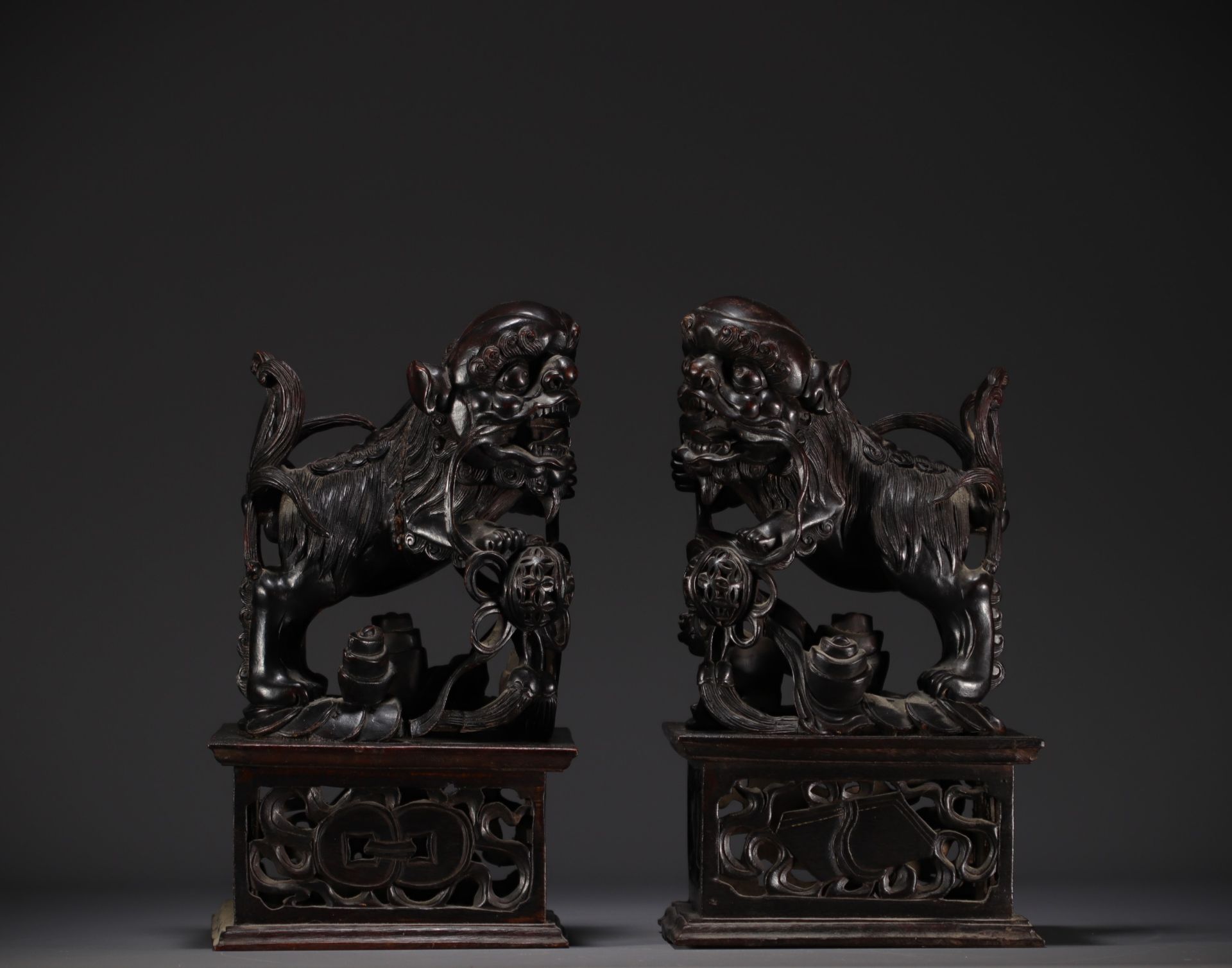 China - Pair of Fo dogs, temple guardians, carved wood, 19th century. - Bild 2 aus 3