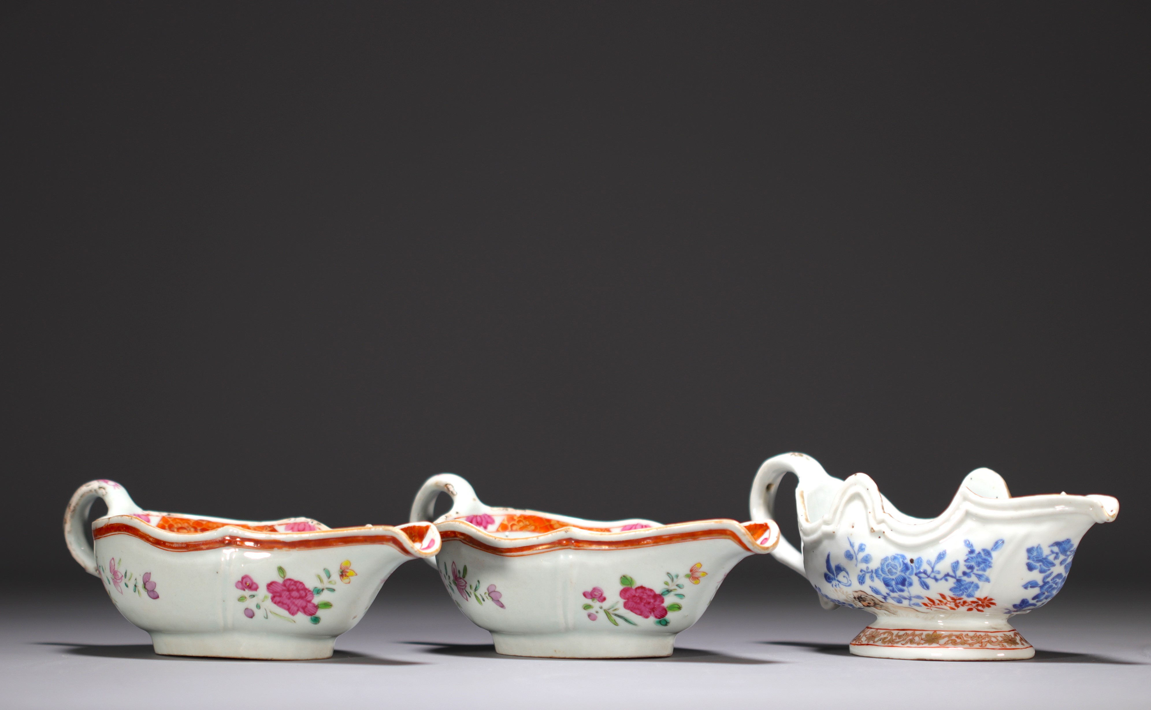 China - Set of three porcelain sauce boats, one blue white and two famille rose, 18th century. - Image 2 of 3
