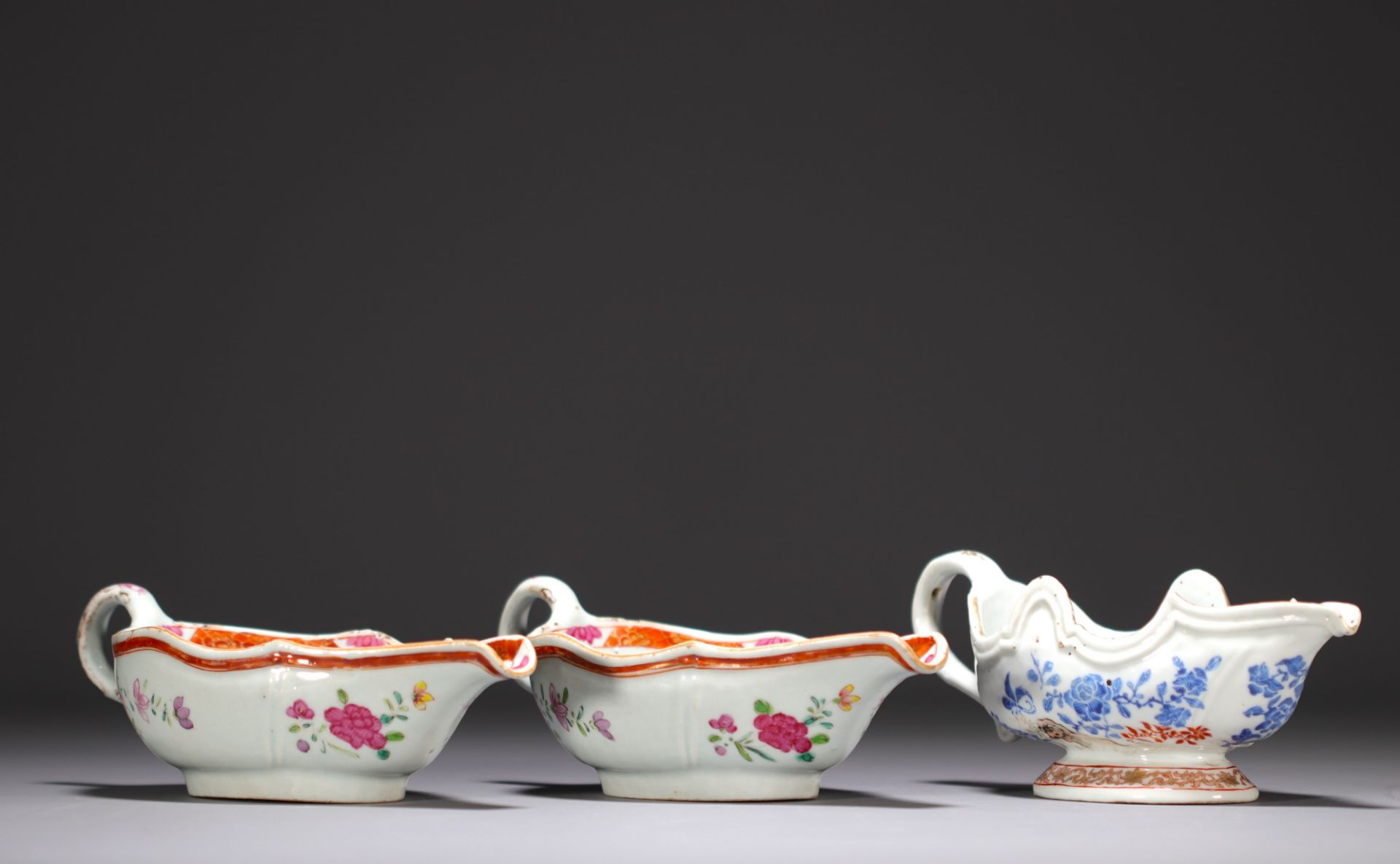 China - Set of three porcelain sauce boats, one blue white and two famille rose, 18th century. - Bild 2 aus 3